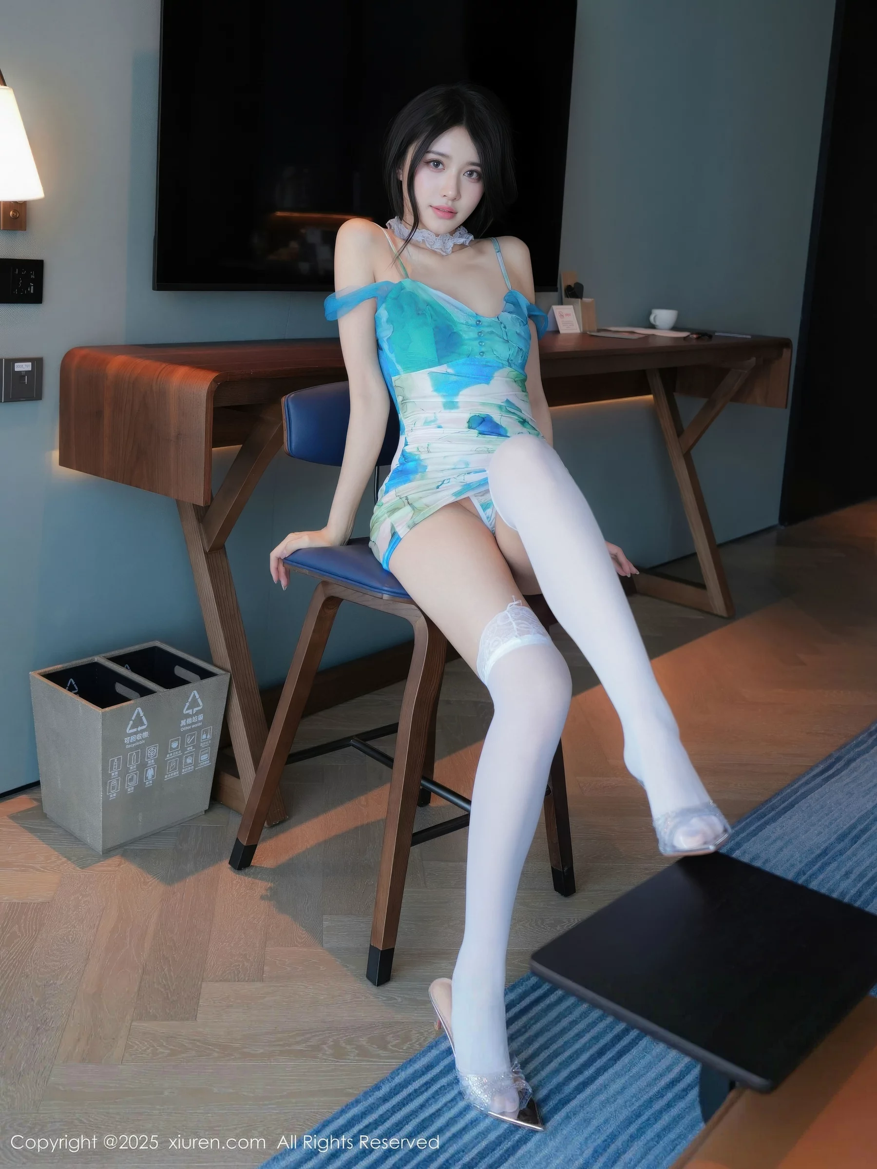 shelly诗莉吖性感蓝色连衣短裙配白丝袜秀曼妙身姿绝美写真 第 30 张