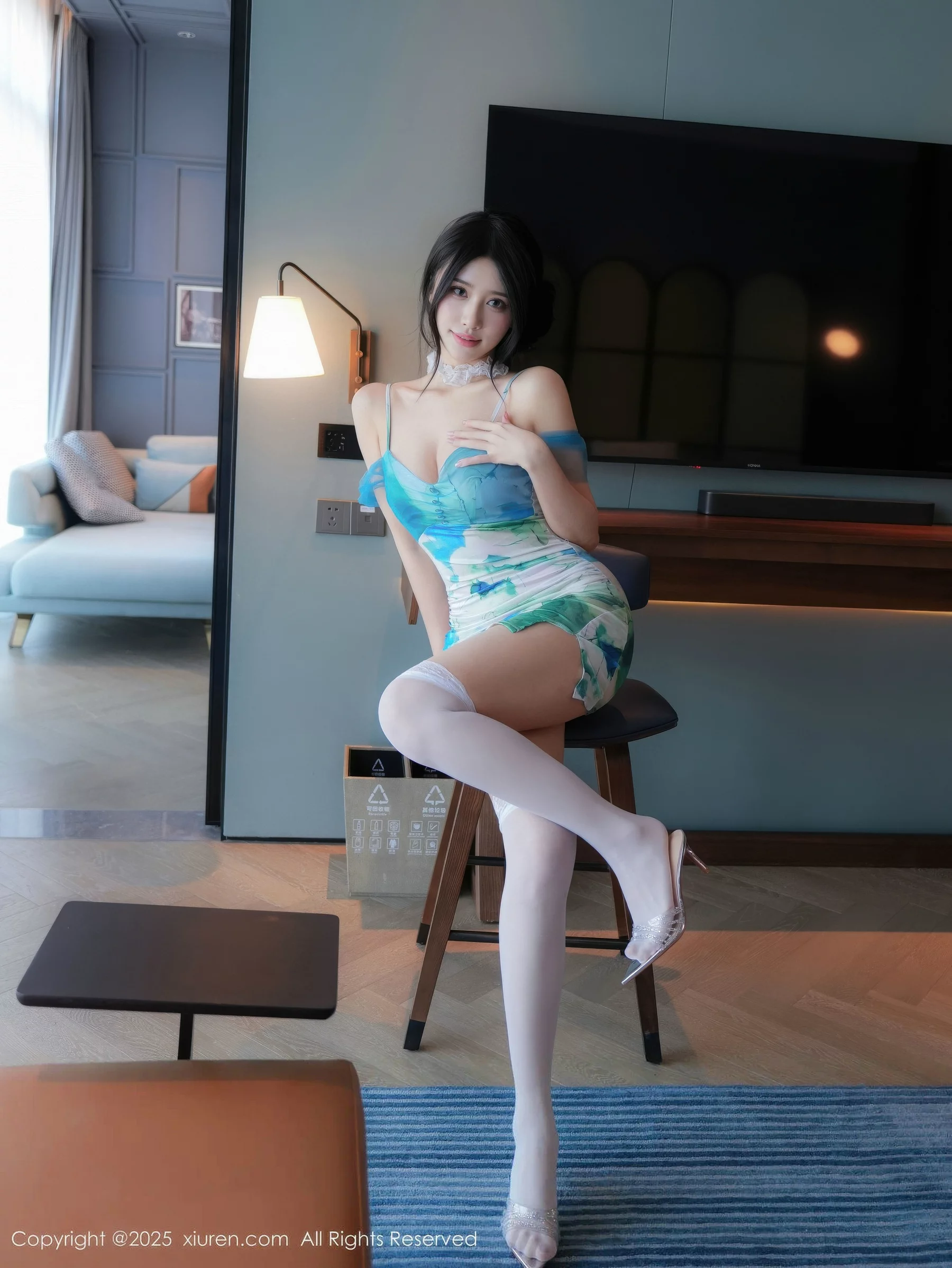 shelly诗莉吖性感蓝色连衣短裙配白丝袜秀曼妙身姿绝美写真 第 8 张