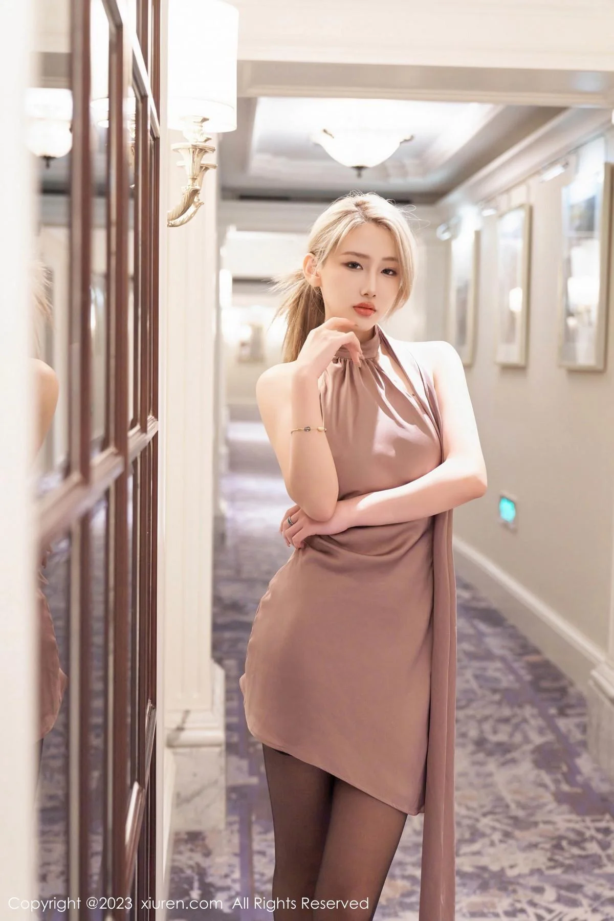 沈青黛性感咖啡色露肩短裙配黑丝吊袜露情趣内衣绝美写真 第 10 张