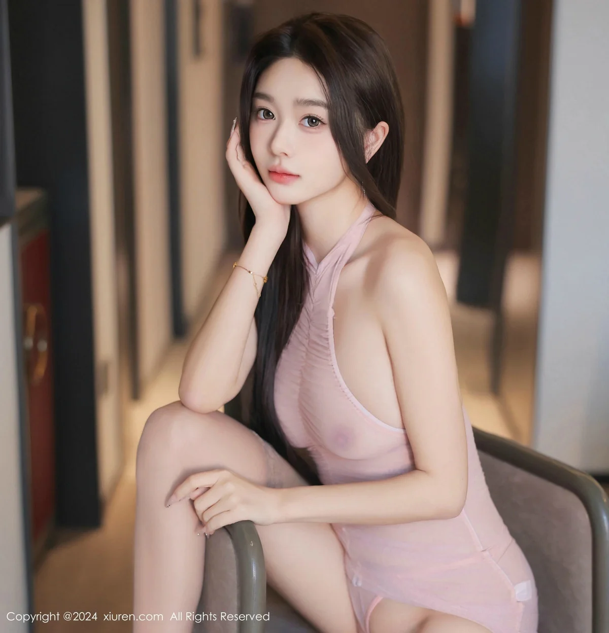Candy糖糖性感粉色薄纱连衣裙配粉丝袜秀惹火身材绝美写真 第 19 张