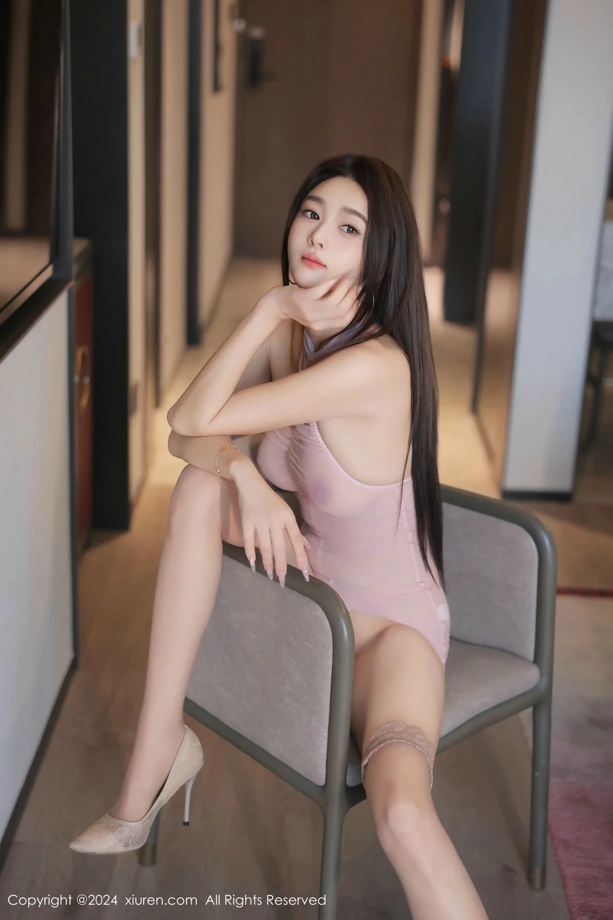 Candy糖糖性感粉色薄纱连衣裙配粉丝袜秀惹火身材绝美写真 第 20 张