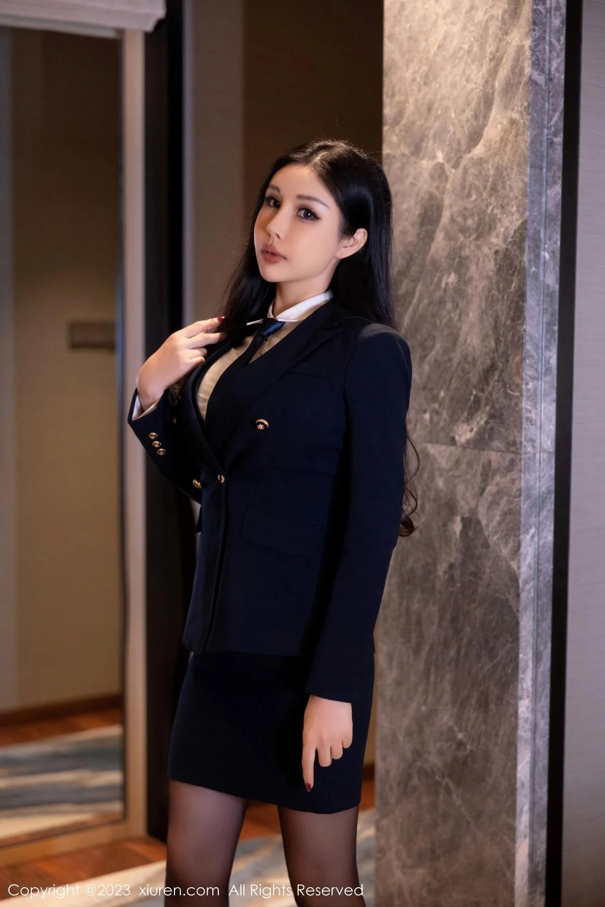 田冰冰脱蓝色Ol制服露墨绿色蕾丝内衣配开档黑丝魅惑写真 第 1 张