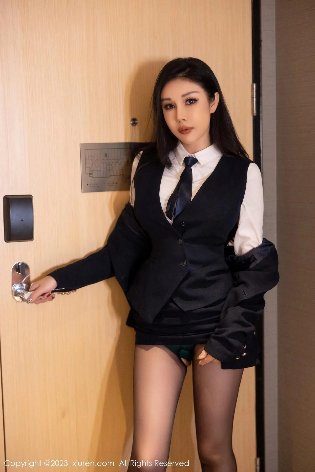 田冰冰脱蓝色Ol制服露墨绿色蕾丝内衣配开档黑丝魅惑写真 第 11 张