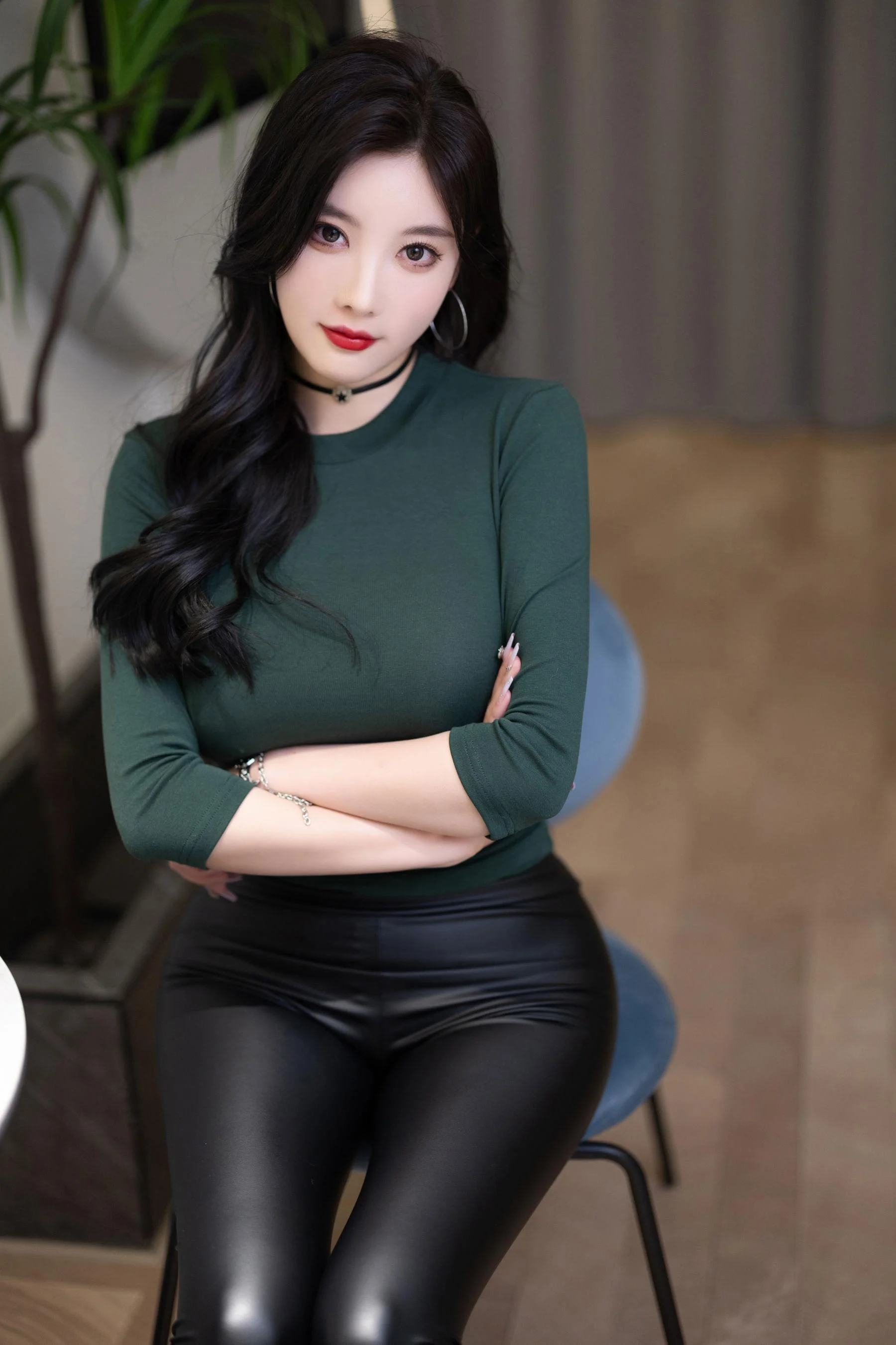 [秀人付费] 杨晨晨 诱人私拍福利 高跟肉丝无内 第 5 张
