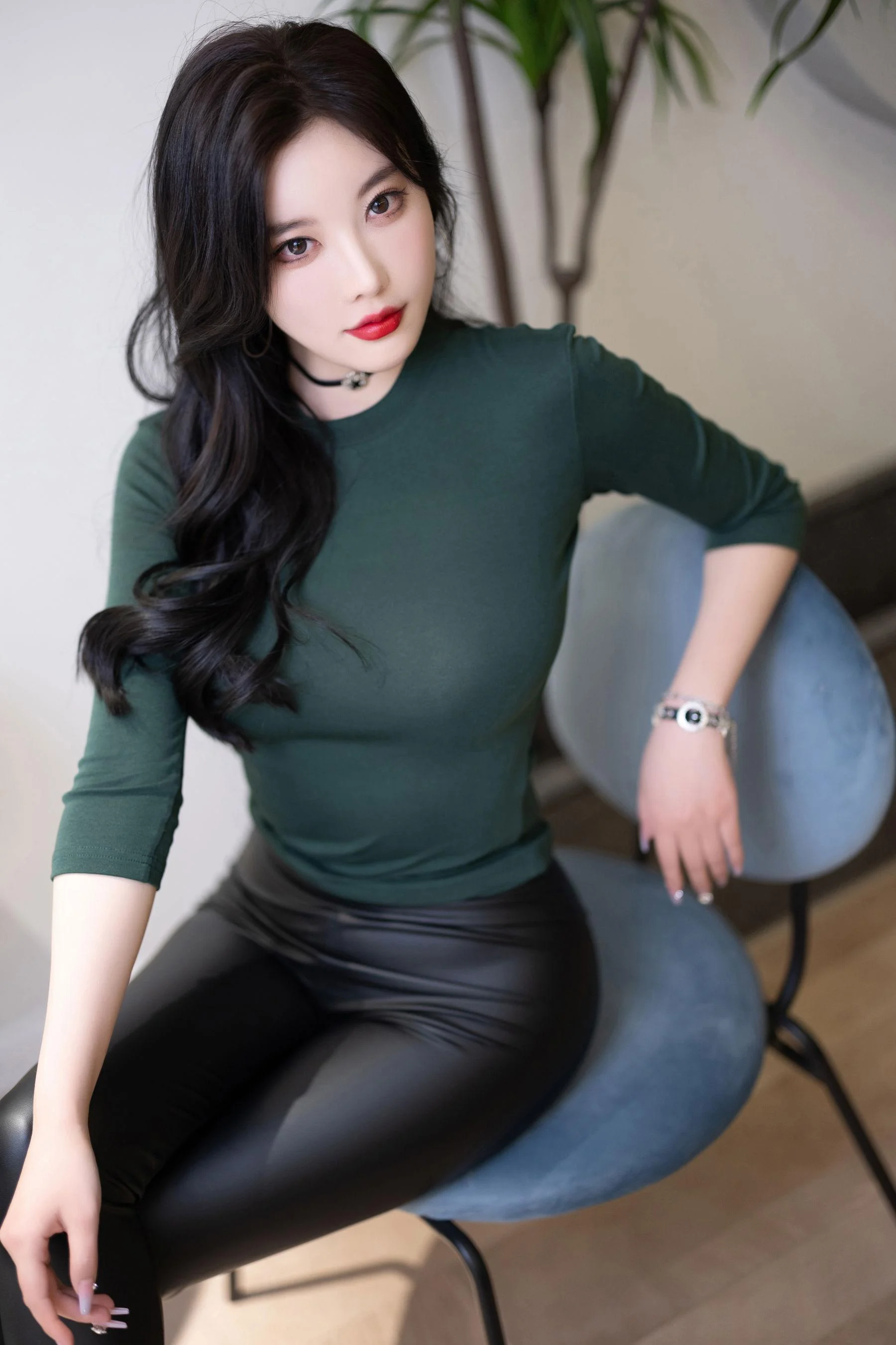 [秀人付费] 杨晨晨 诱人私拍福利 高跟肉丝无内 第 6 张