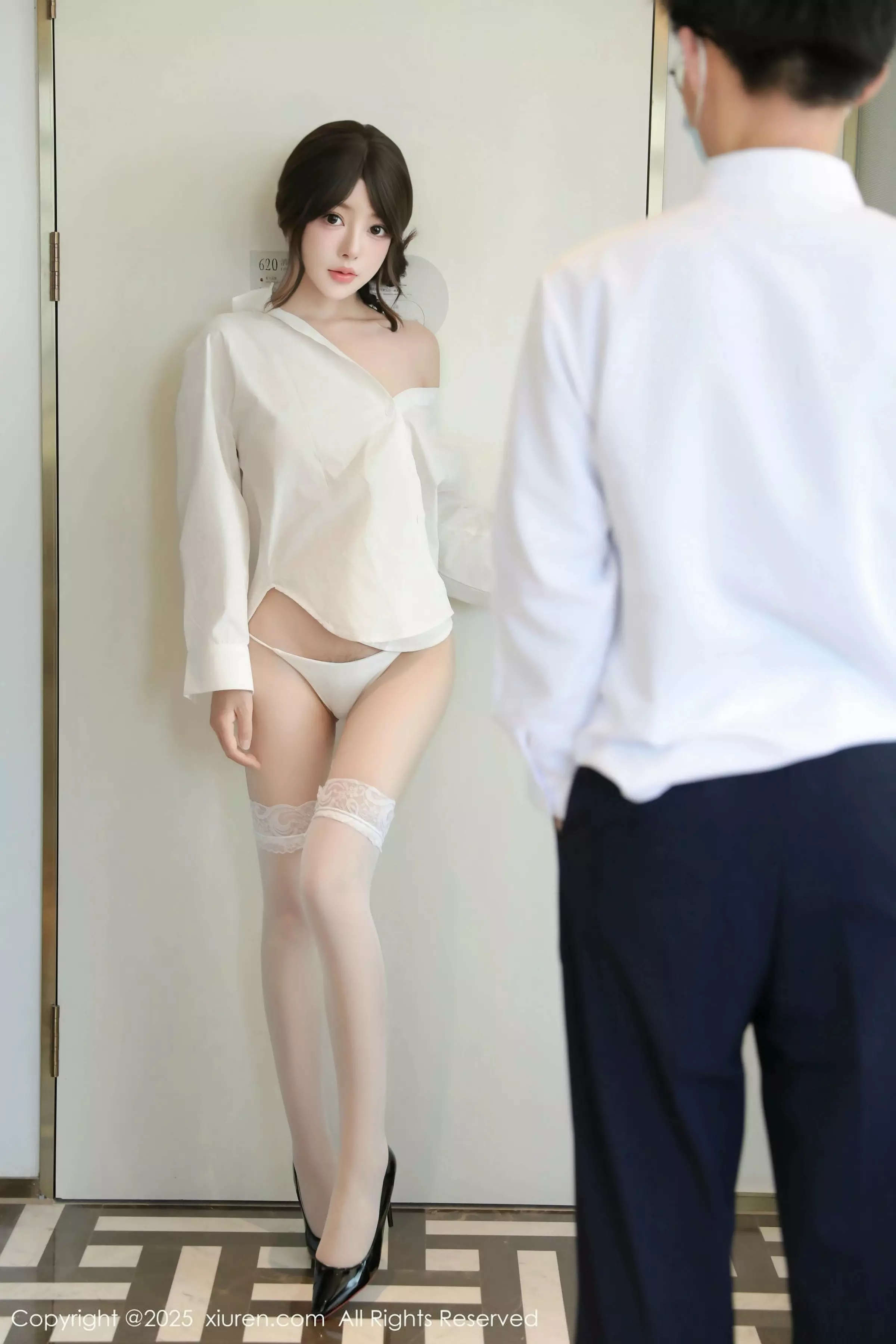 桃妖夭性感白T露白色内衣配白色丝袜秀曼妙身姿绝美写真 第 2 张