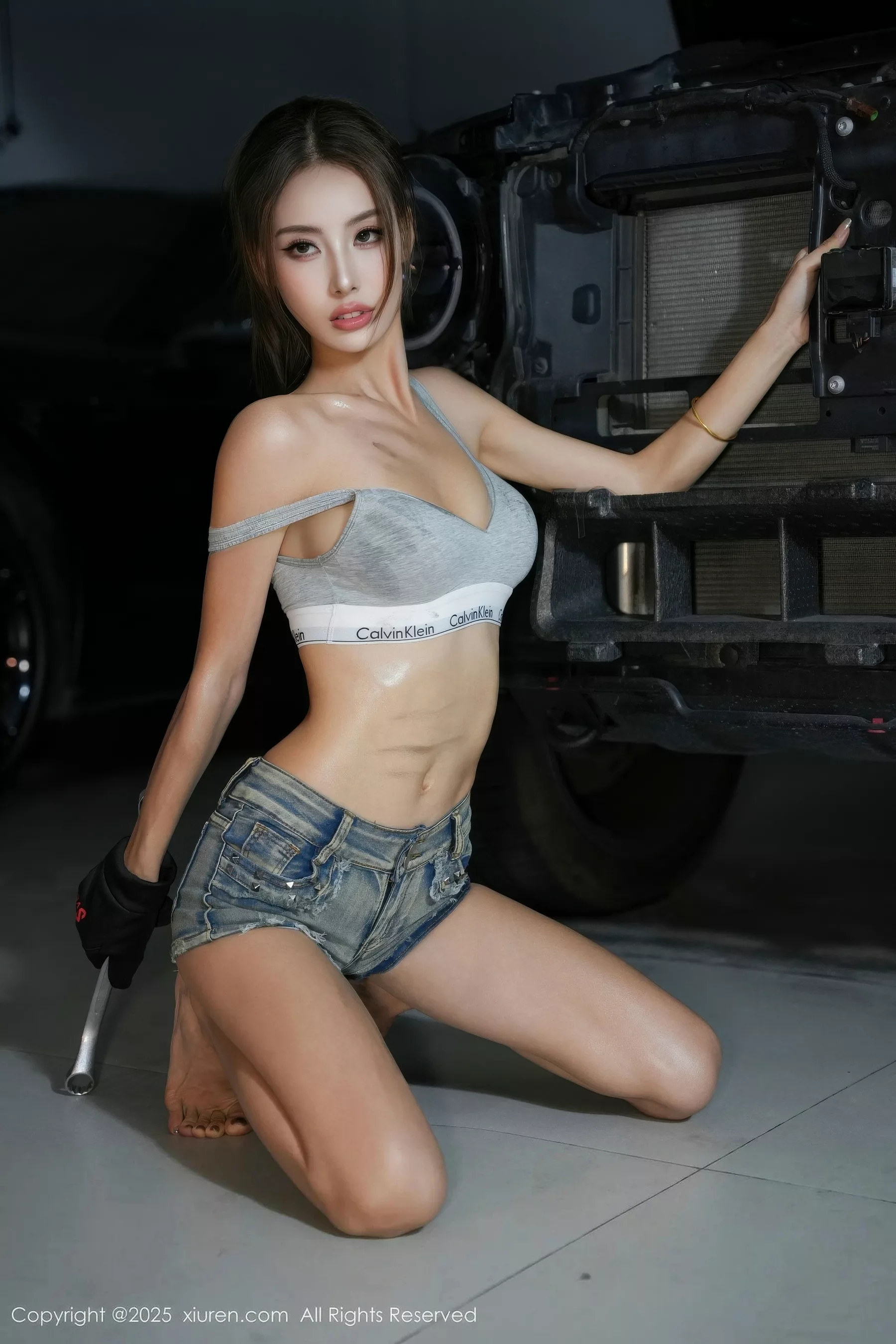 Lingyu69性感灰色内衣配超短牛仔裤秀丰腴身材撩人绝美写真 第 56 张