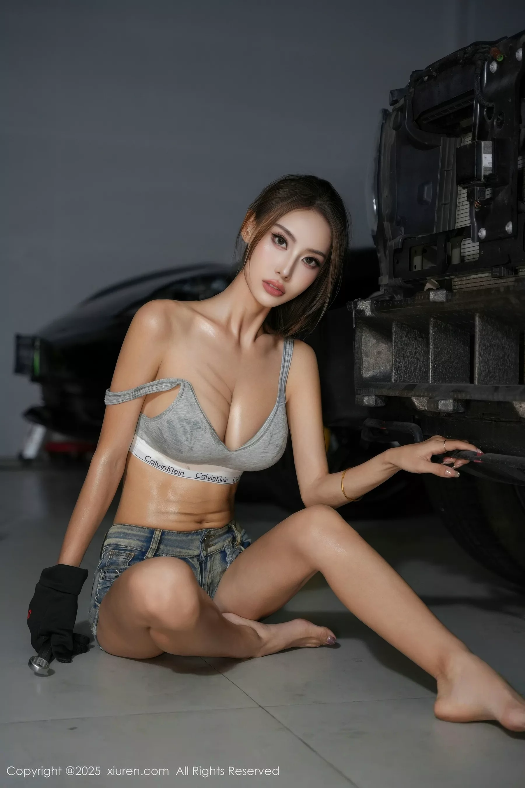 Lingyu69性感灰色内衣配超短牛仔裤秀丰腴身材撩人绝美写真 第 58 张