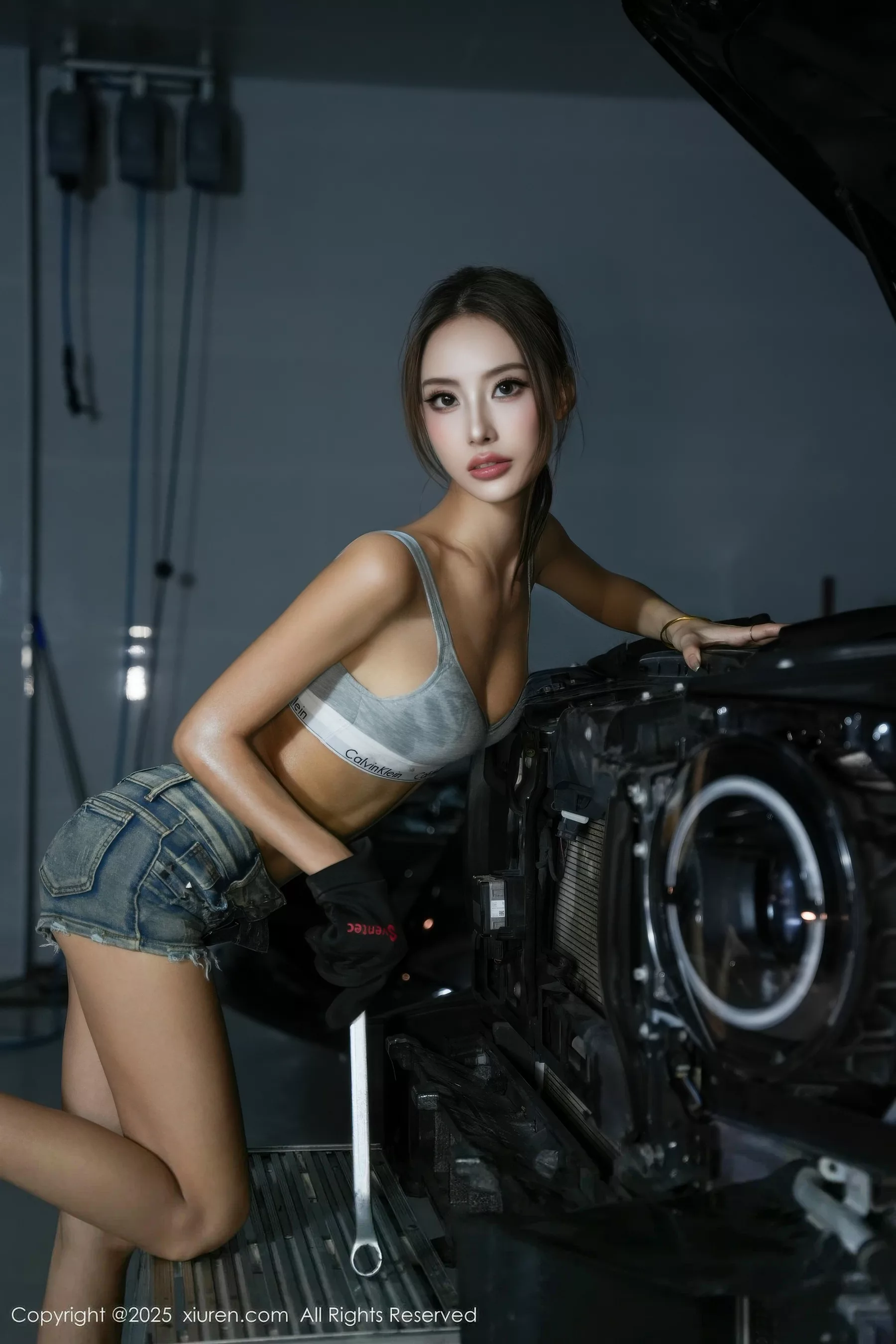 Lingyu69性感灰色内衣配超短牛仔裤秀丰腴身材撩人绝美写真 第 83 张