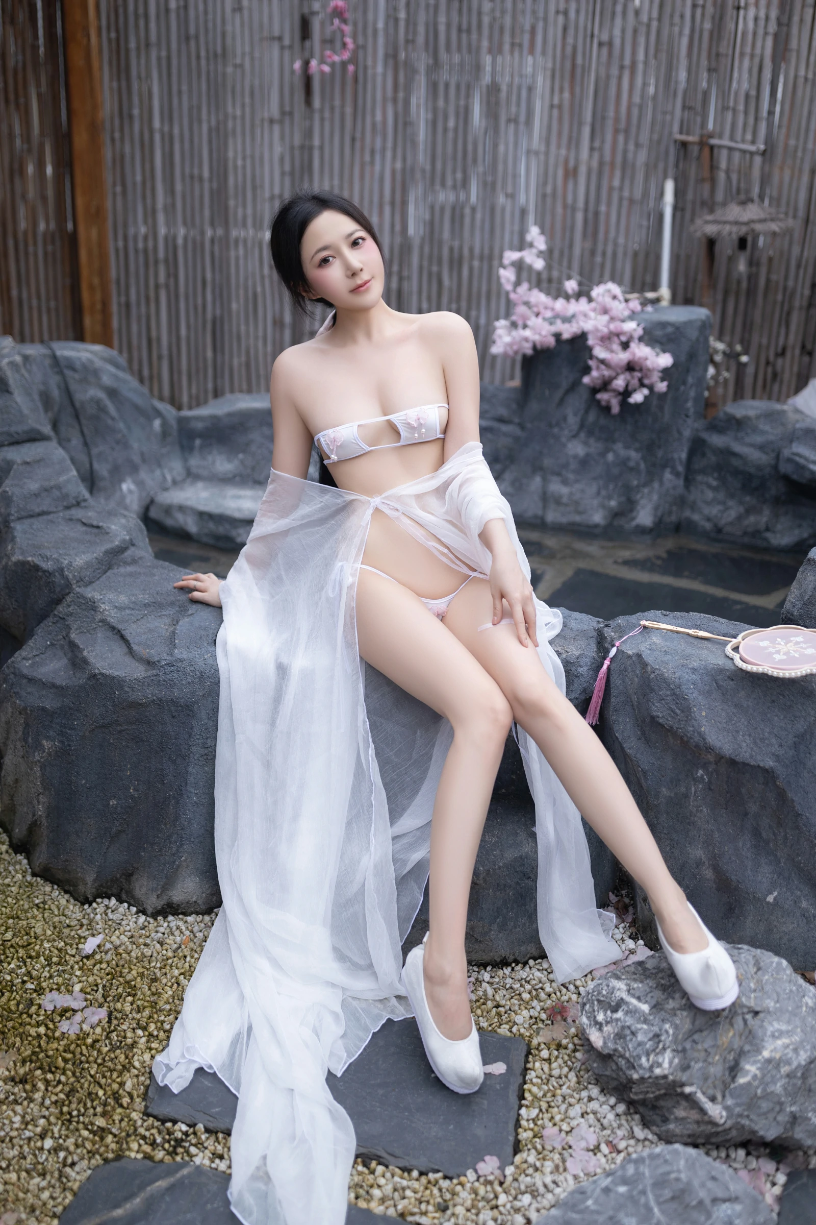 [秀人付费] 鱼子酱Fish 诱人私拍福利 花想容 第 13 张