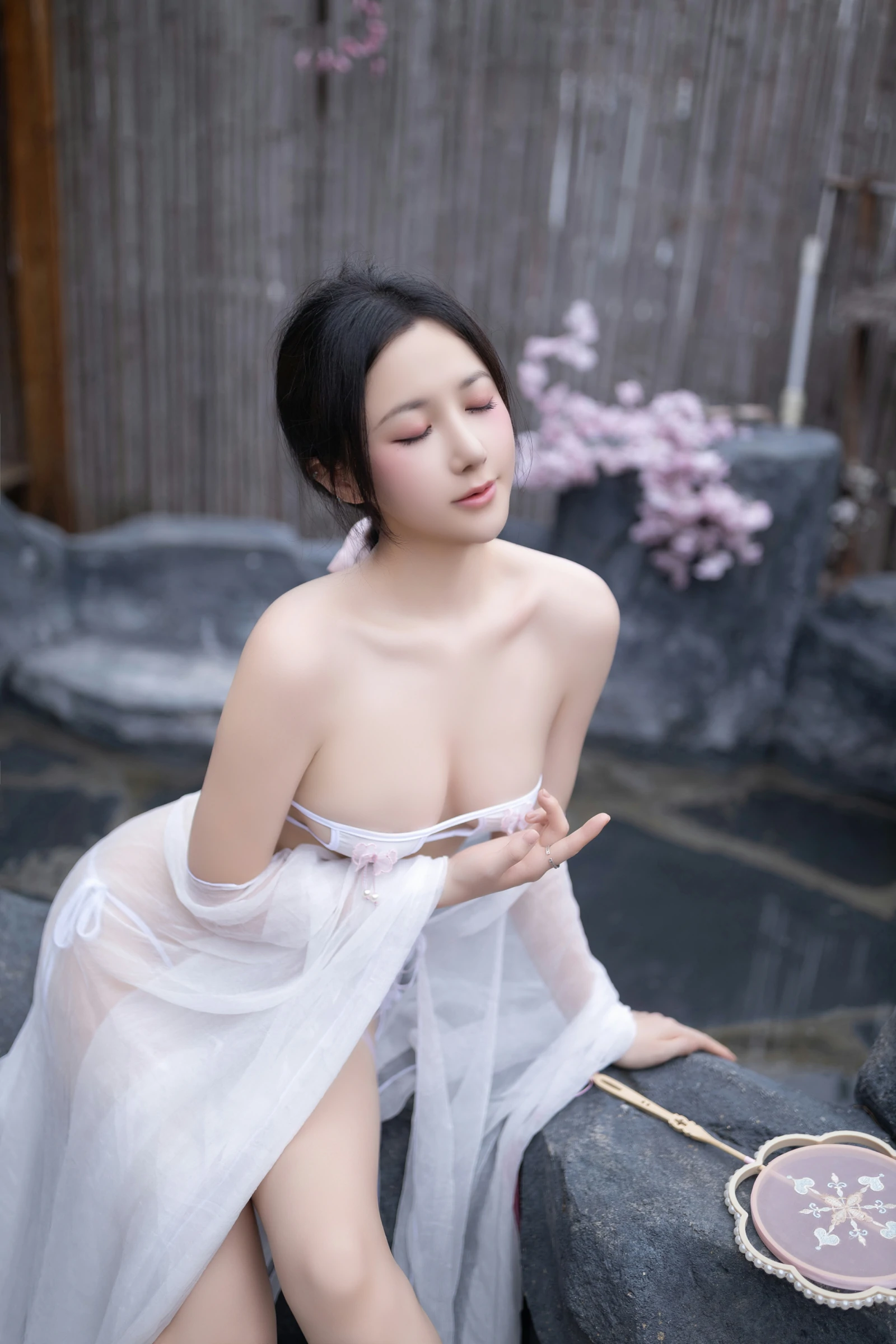 [秀人付费] 鱼子酱Fish 诱人私拍福利 花想容 第 14 张