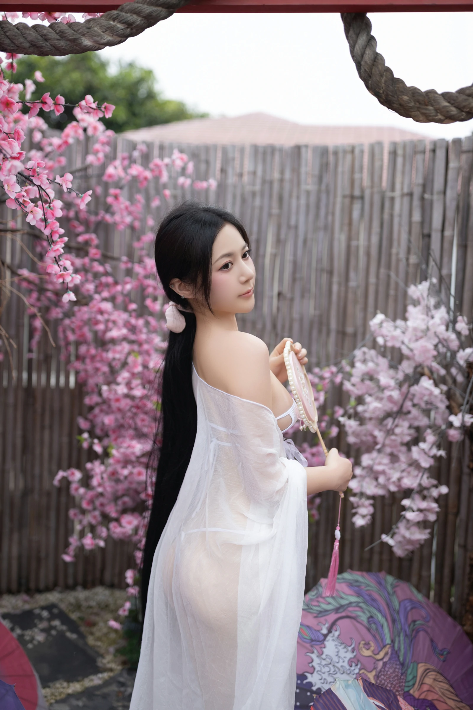 [秀人付费] 鱼子酱Fish 诱人私拍福利 花想容 第 2 张