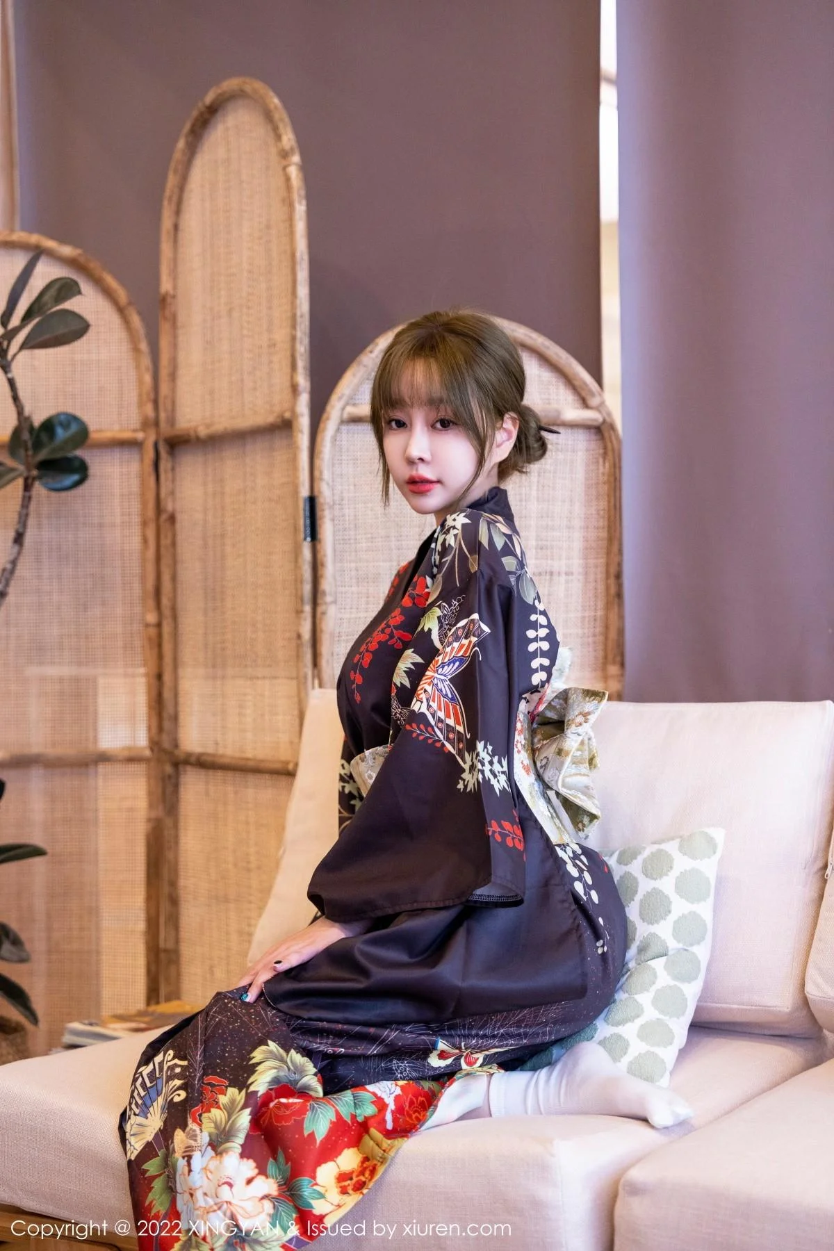 王雨纯脱深色日式和服露性感白色内衣配超薄肉丝绝美写真 第 10 张