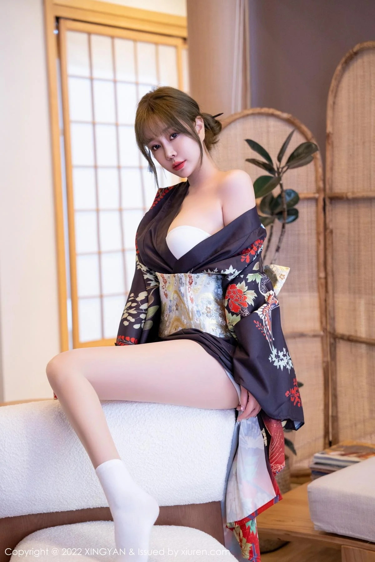 王雨纯脱深色日式和服露性感白色内衣配超薄肉丝绝美写真 第 22 张