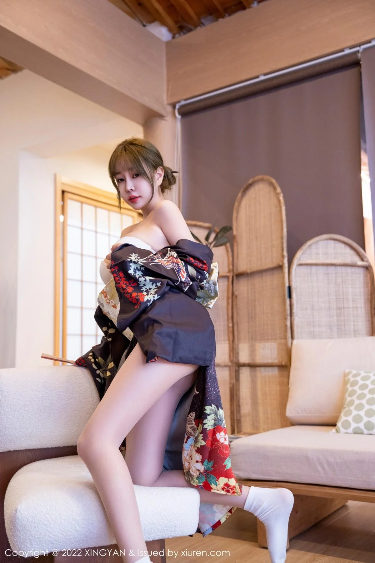 王雨纯脱深色日式和服露性感白色内衣配超薄肉丝绝美写真 第 25 张