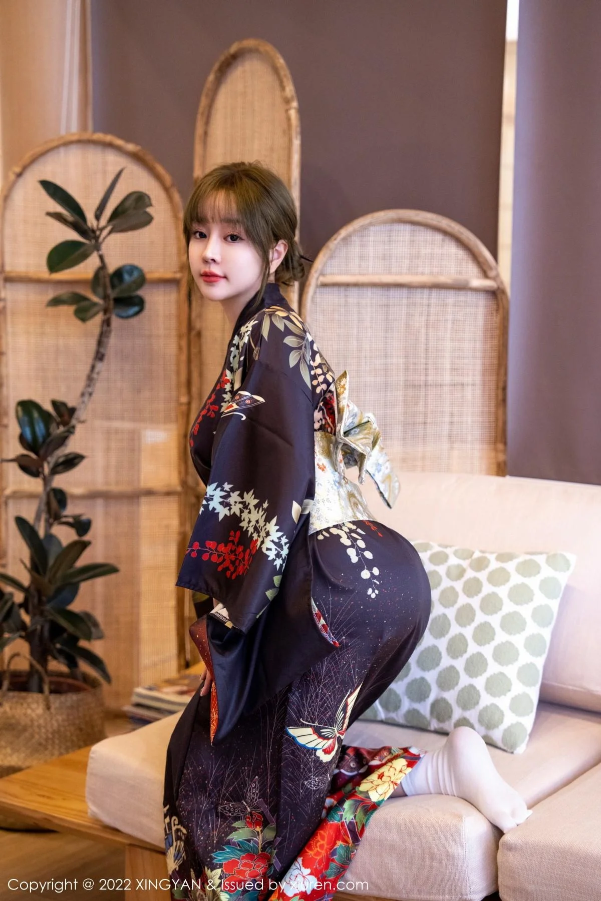 王雨纯脱深色日式和服露性感白色内衣配超薄肉丝绝美写真 第 7 张