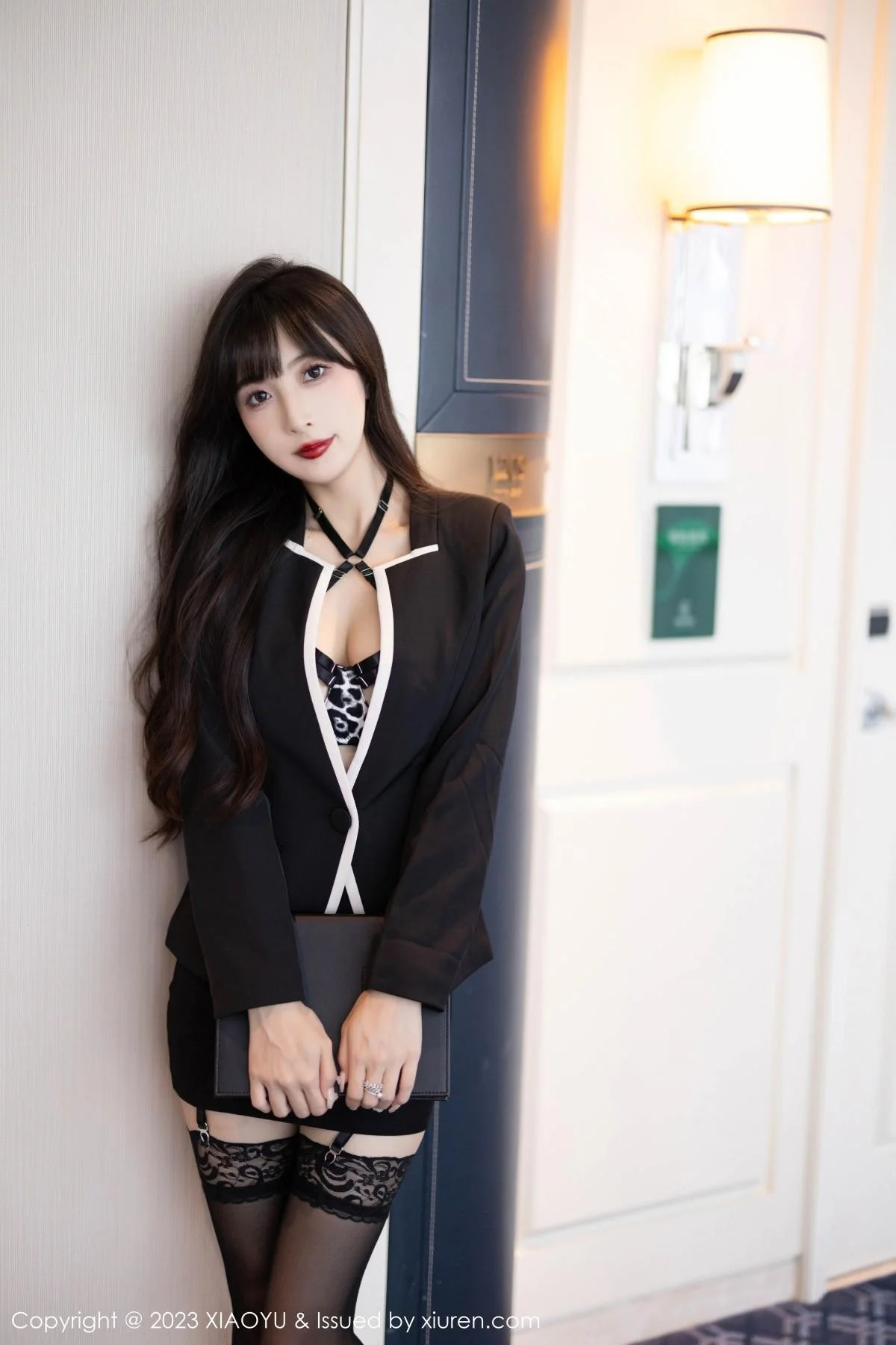 林星阑脱黑色上衣露性感黑色情趣服饰配黑丝吊袜魅惑写真 第 8 张