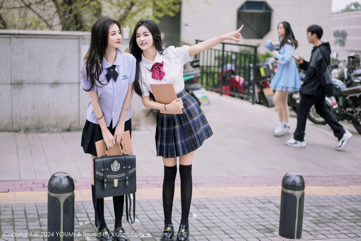 鱼尾fish＆小茶茶性感学妹制服配黑丝袜秀完美身材迷人写真 第 2 张