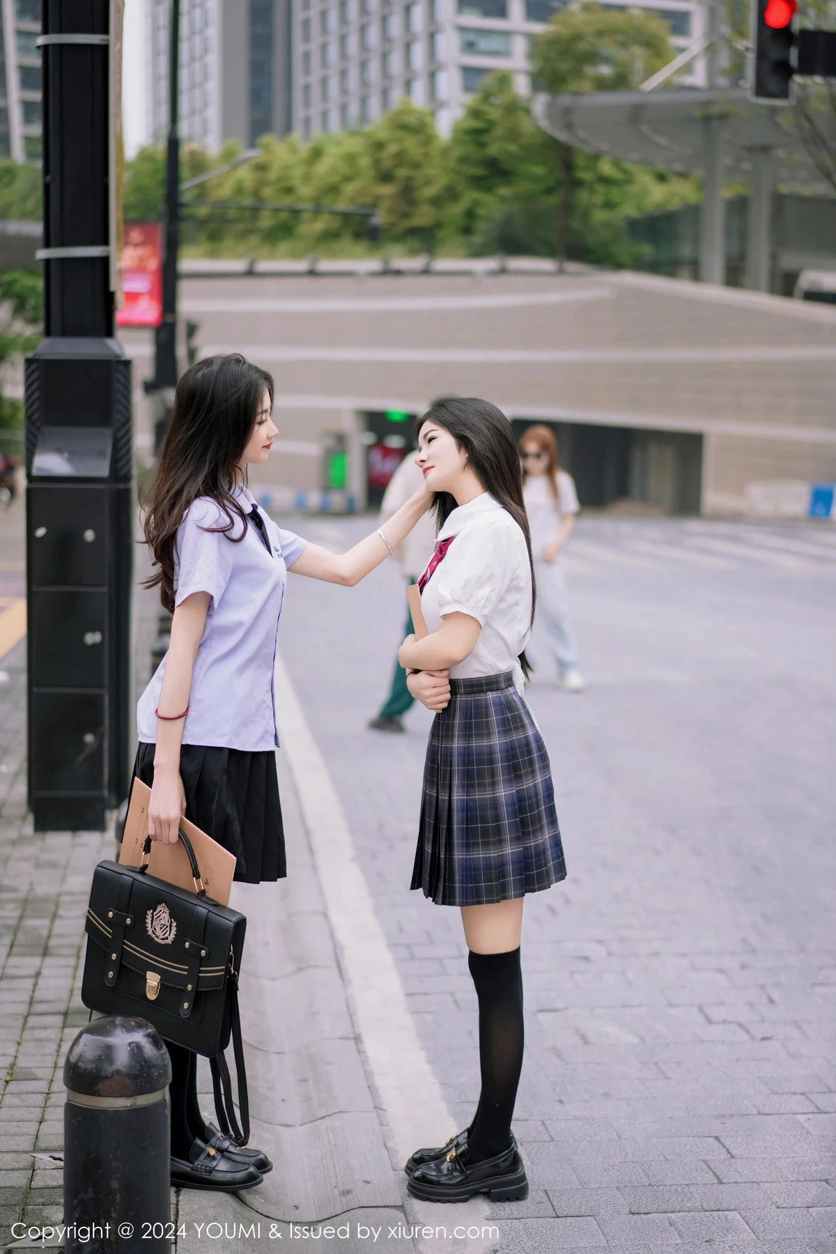 鱼尾fish＆小茶茶性感学妹制服配黑丝袜秀完美身材迷人写真 第 56 张