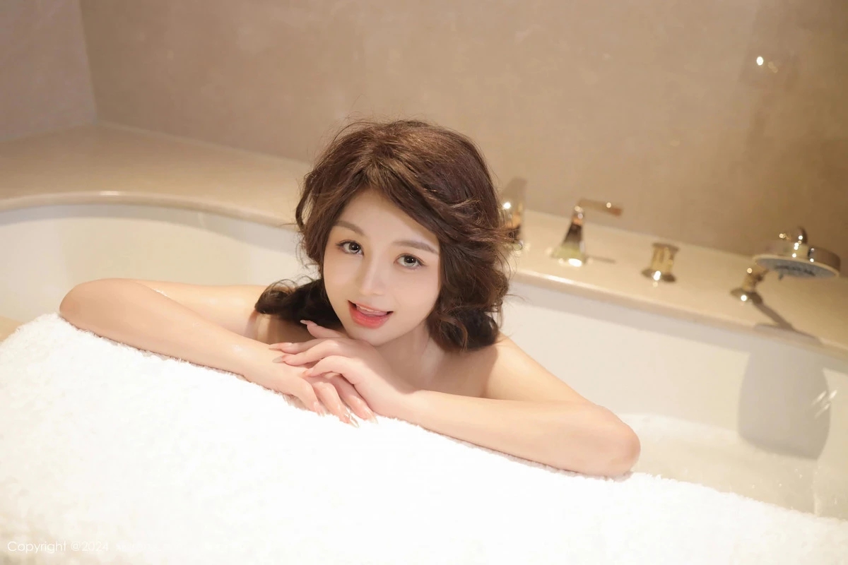 沈思怡浴缸场景私房泡泡浴大尺度全果秀火辣身材绝美写真 第 2 张