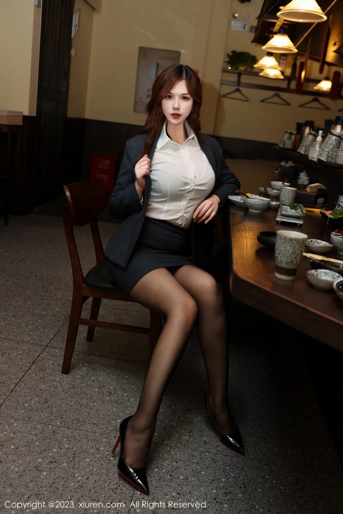 月野兔美妞性感深色职业装露黑色内衣秀曼妙身姿绝美写真 第 2 张
