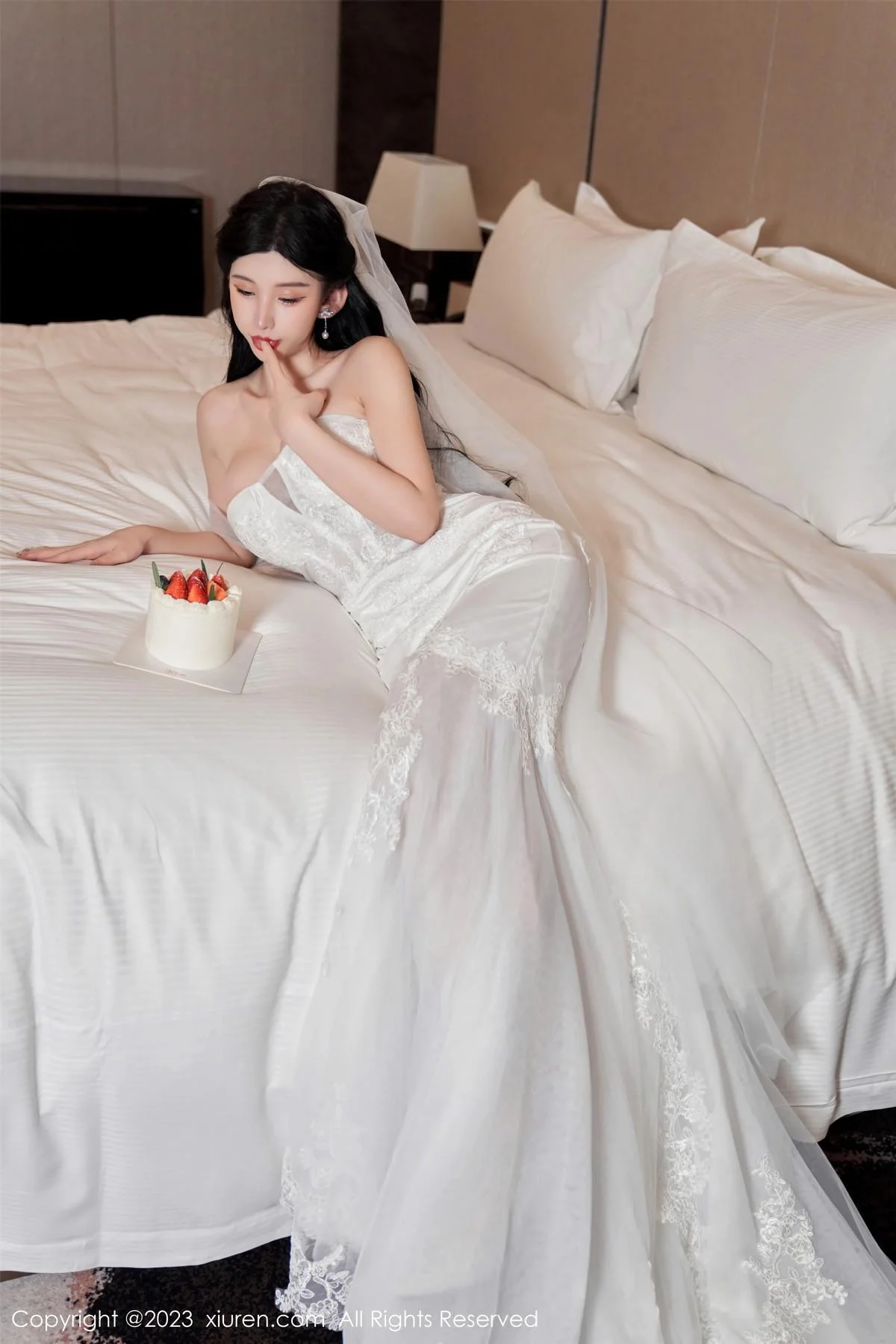 周于希Sally性感白色婚纱+白色蕾丝情趣服饰完美绝美写真 第 32 张