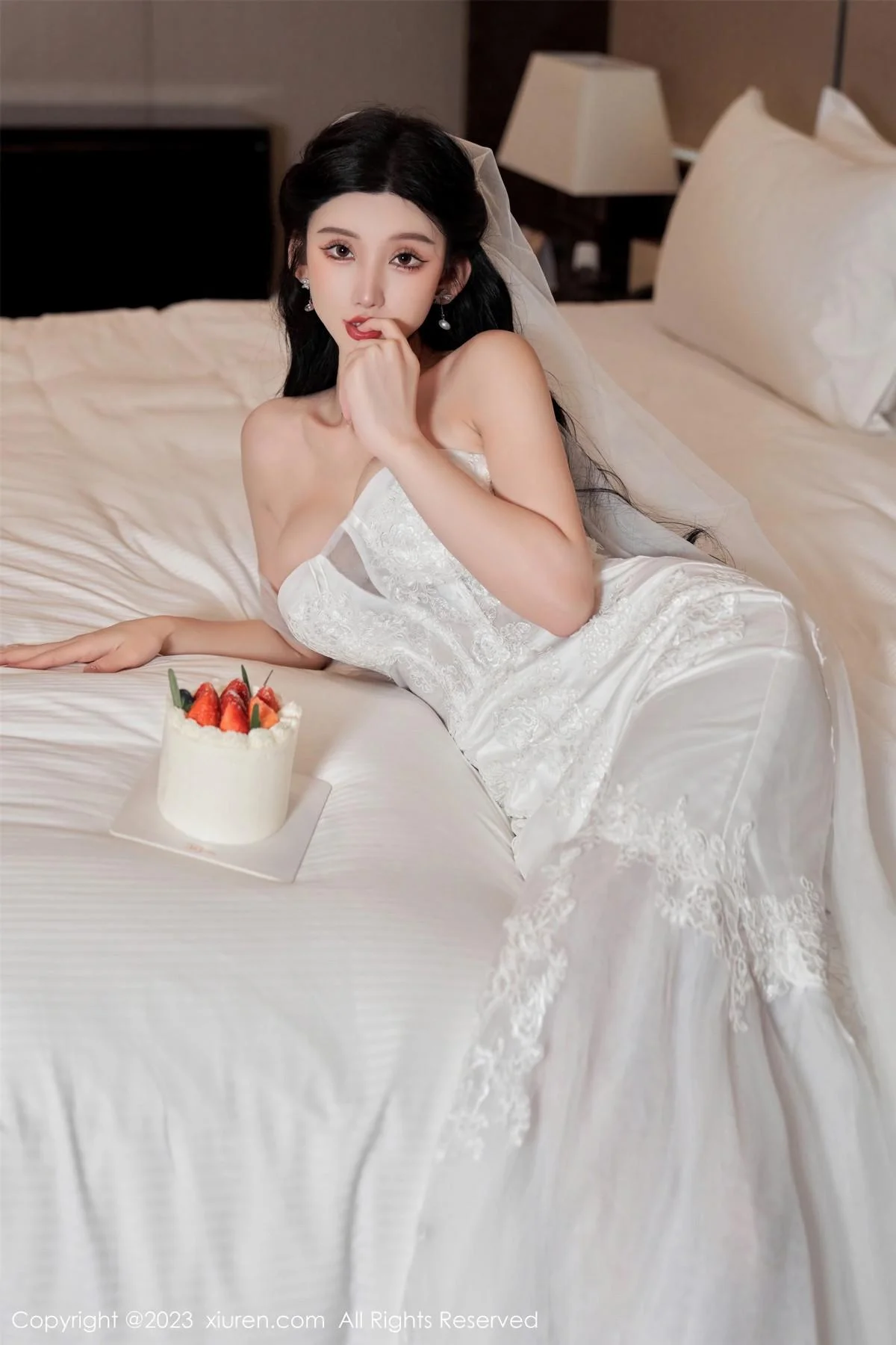 周于希Sally性感白色婚纱+白色蕾丝情趣服饰完美绝美写真 第 33 张