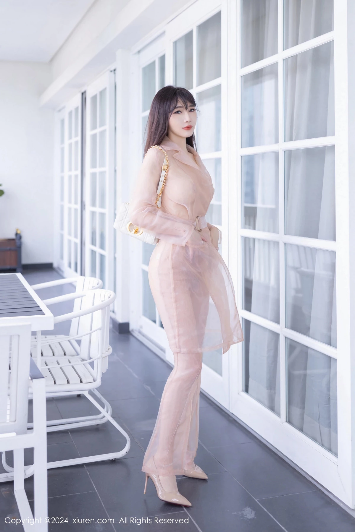 陆萱萱私房性感浅粉色透视西装半脱秀曼妙身材迷人绝美写真 第 1 张