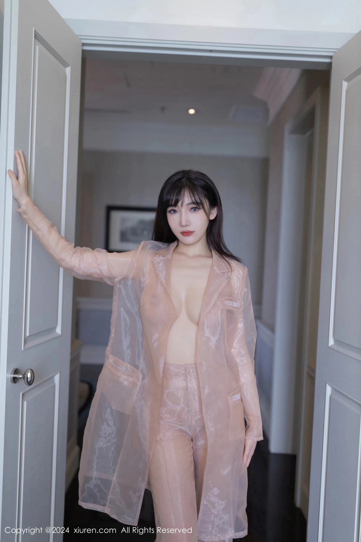 陆萱萱私房性感浅粉色透视西装半脱秀曼妙身材迷人绝美写真 第 14 张