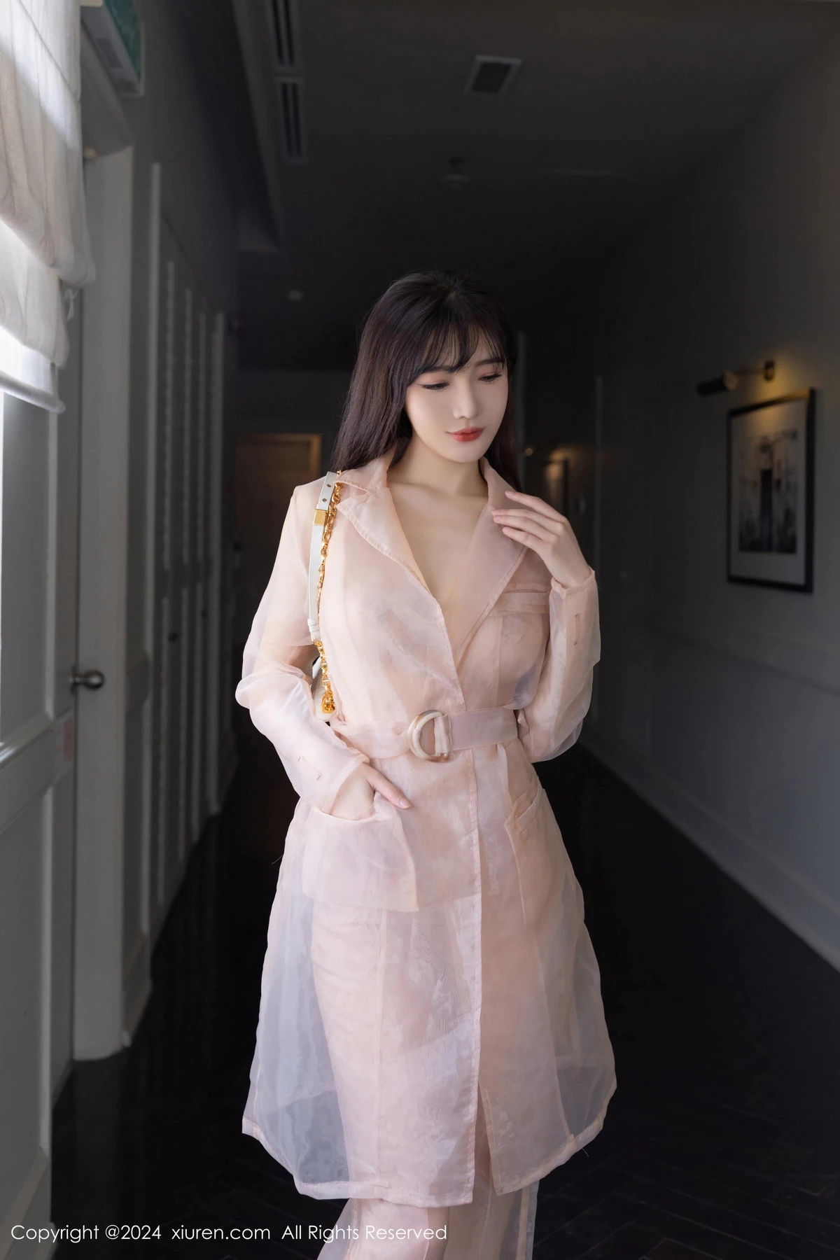 陆萱萱私房性感浅粉色透视西装半脱秀曼妙身材迷人绝美写真 第 2 张
