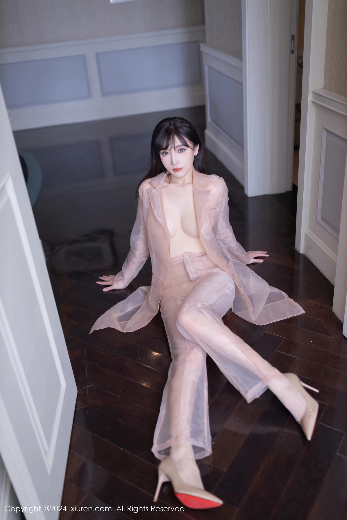 陆萱萱私房性感浅粉色透视西装半脱秀曼妙身材迷人绝美写真 第 25 张