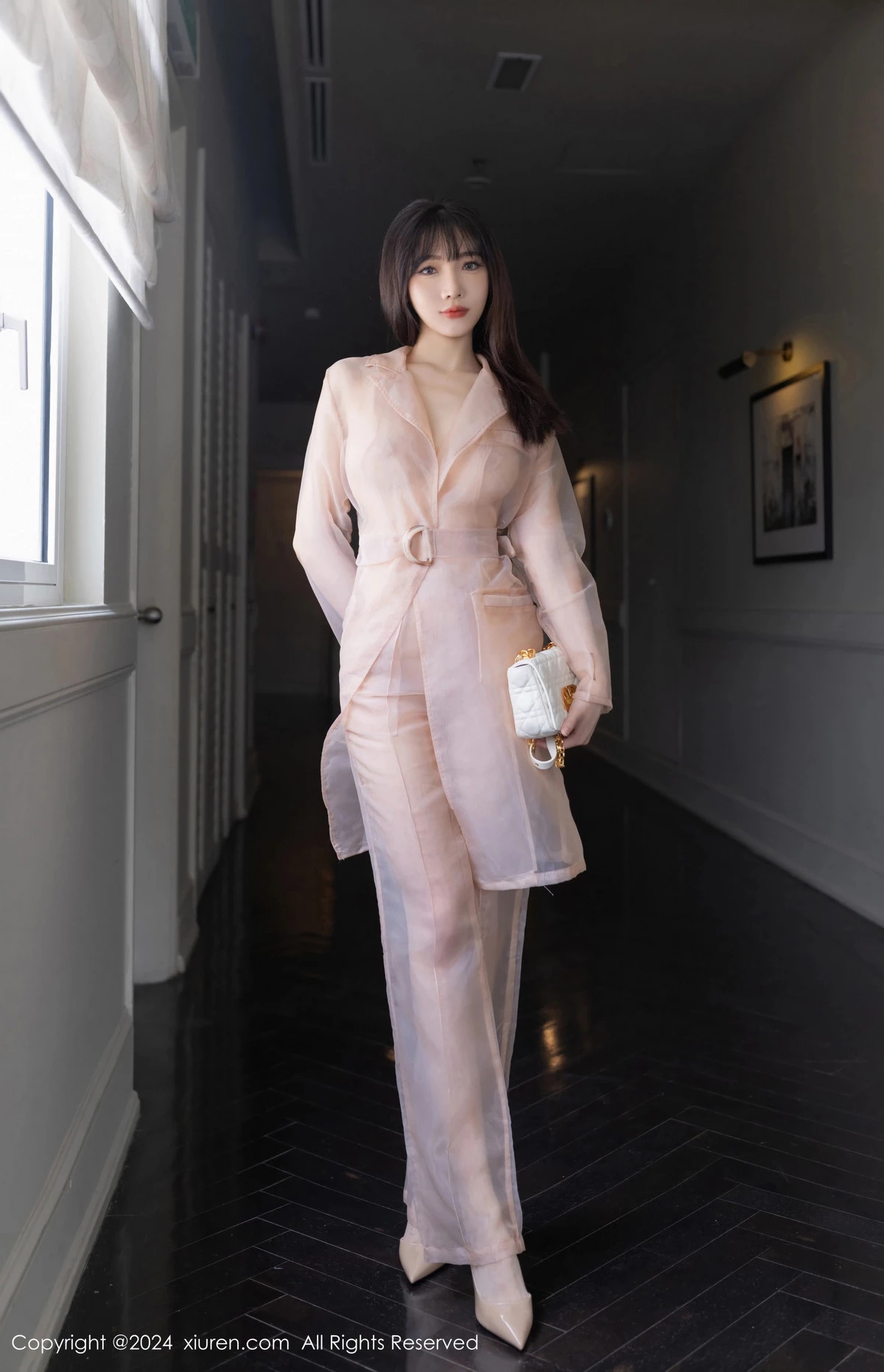 陆萱萱私房性感浅粉色透视西装半脱秀曼妙身材迷人绝美写真 第 3 张