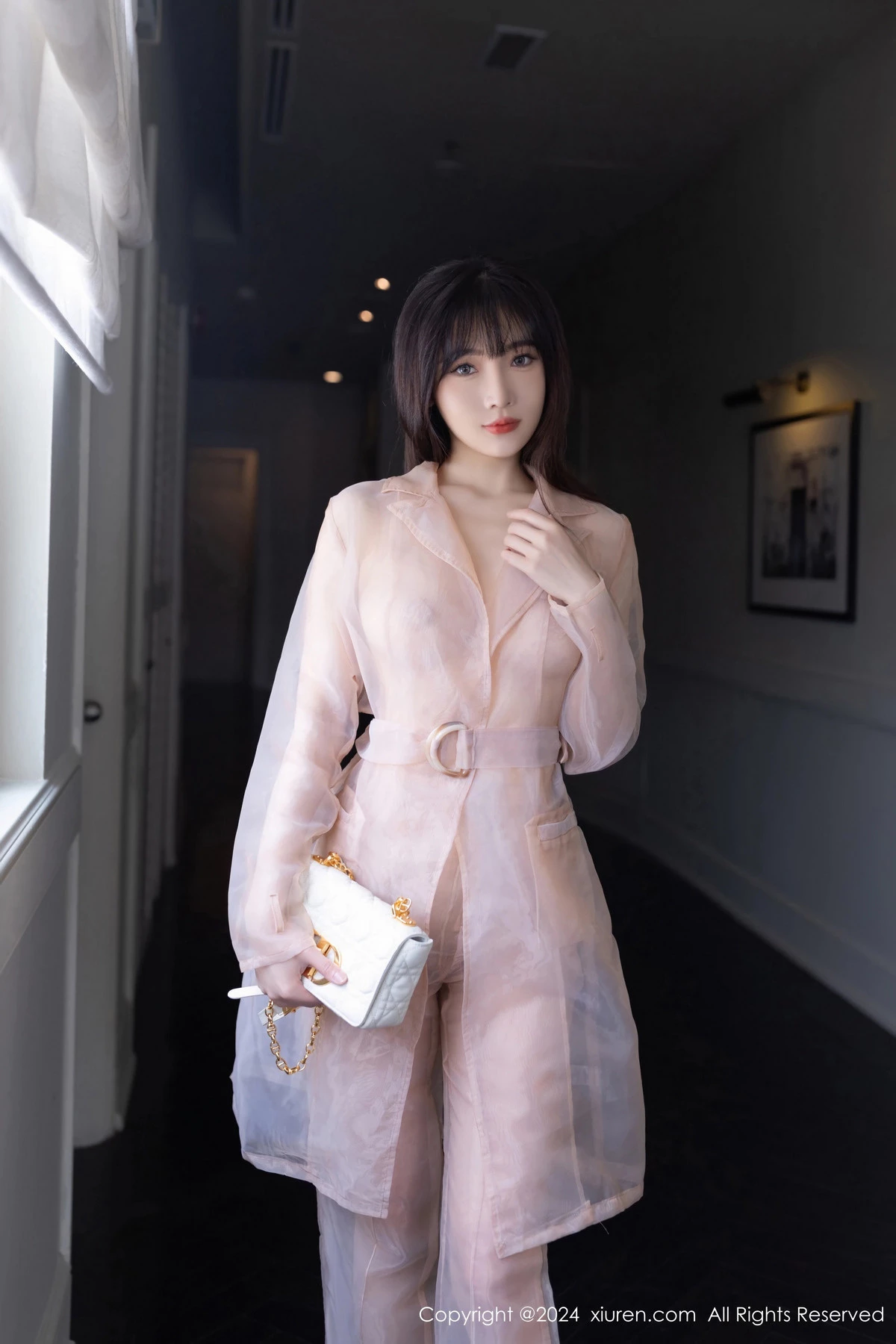 陆萱萱私房性感浅粉色透视西装半脱秀曼妙身材迷人绝美写真 第 4 张