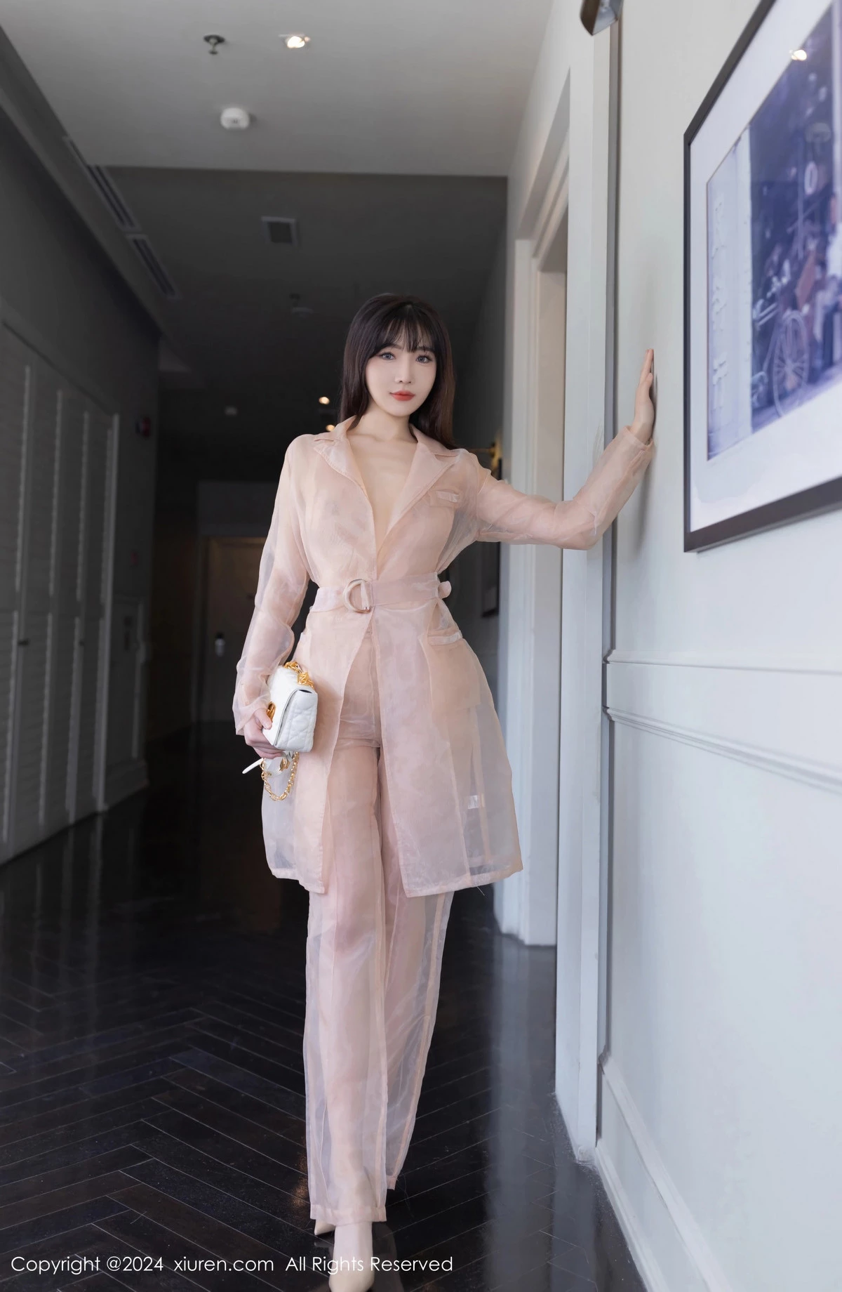 陆萱萱私房性感浅粉色透视西装半脱秀曼妙身材迷人绝美写真 第 5 张