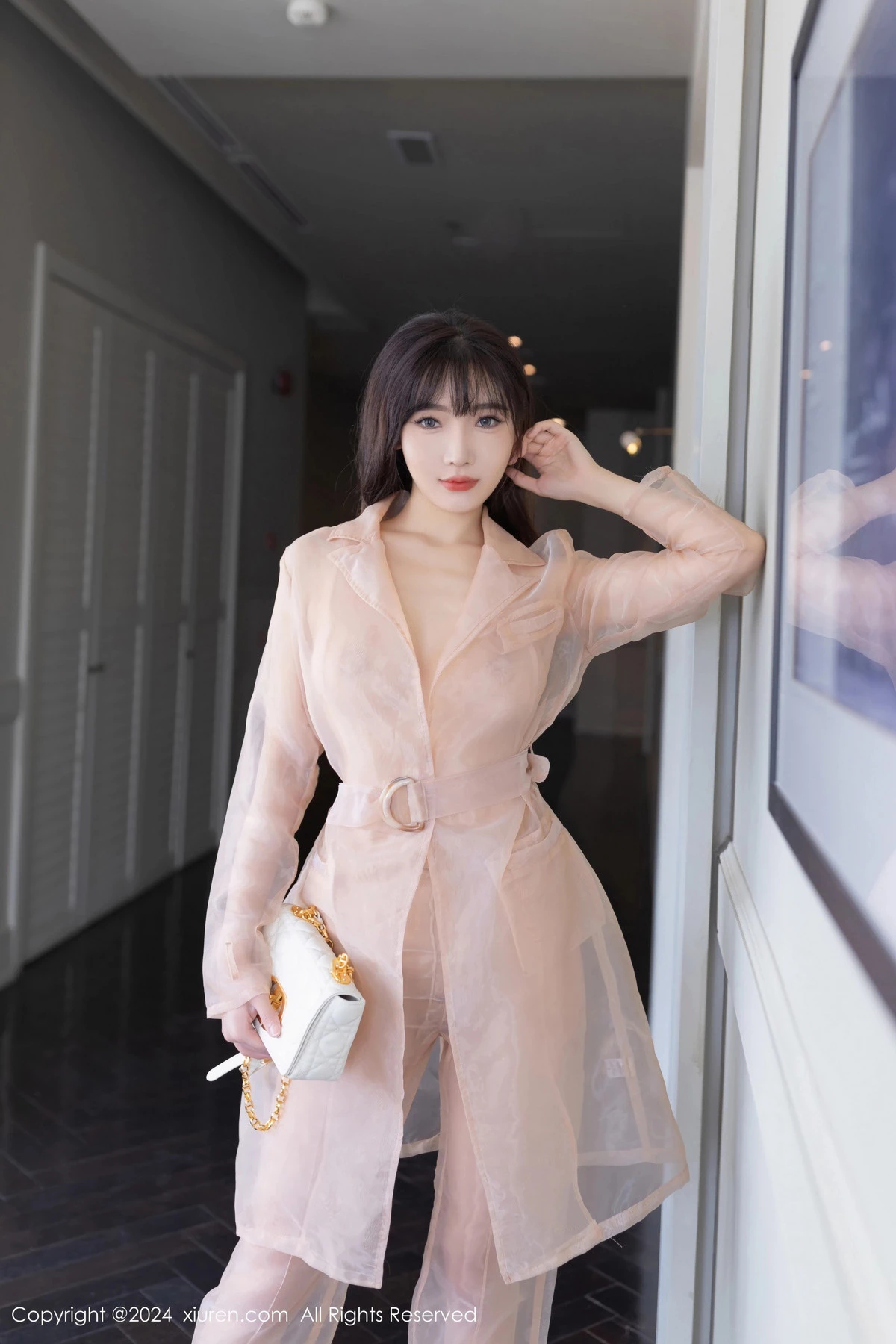 陆萱萱私房性感浅粉色透视西装半脱秀曼妙身材迷人绝美写真 第 6 张