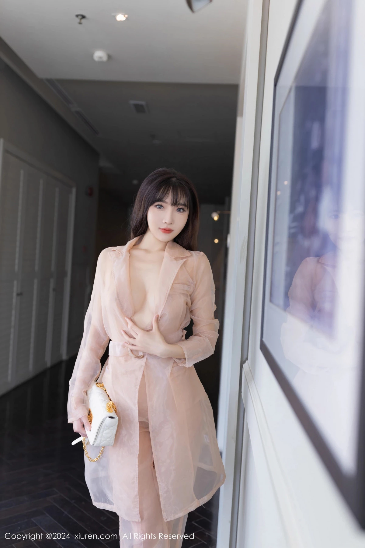 陆萱萱私房性感浅粉色透视西装半脱秀曼妙身材迷人绝美写真 第 7 张
