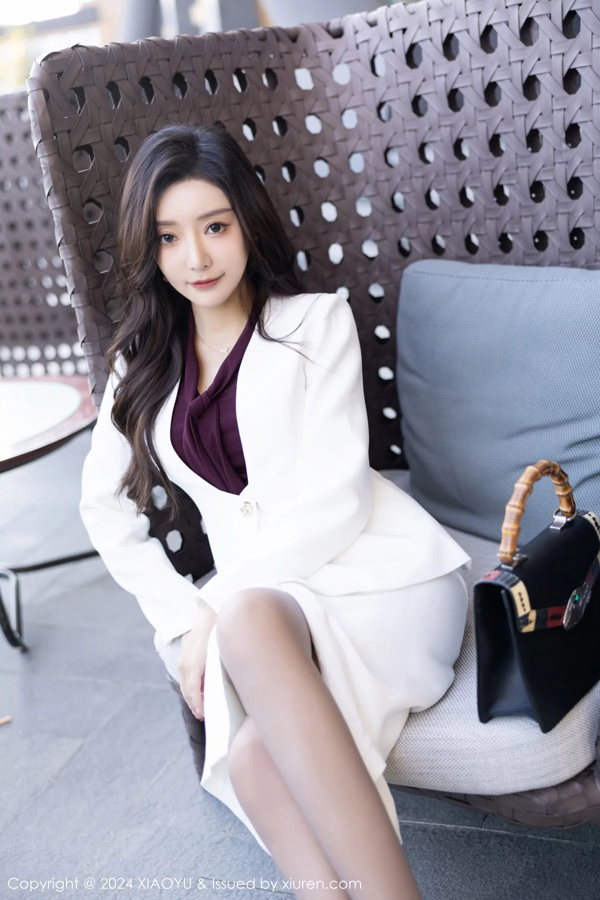 王馨瑶yanni白色OL制服露灰色蕾丝内衣配开档黑丝绝美写真 第 12 张