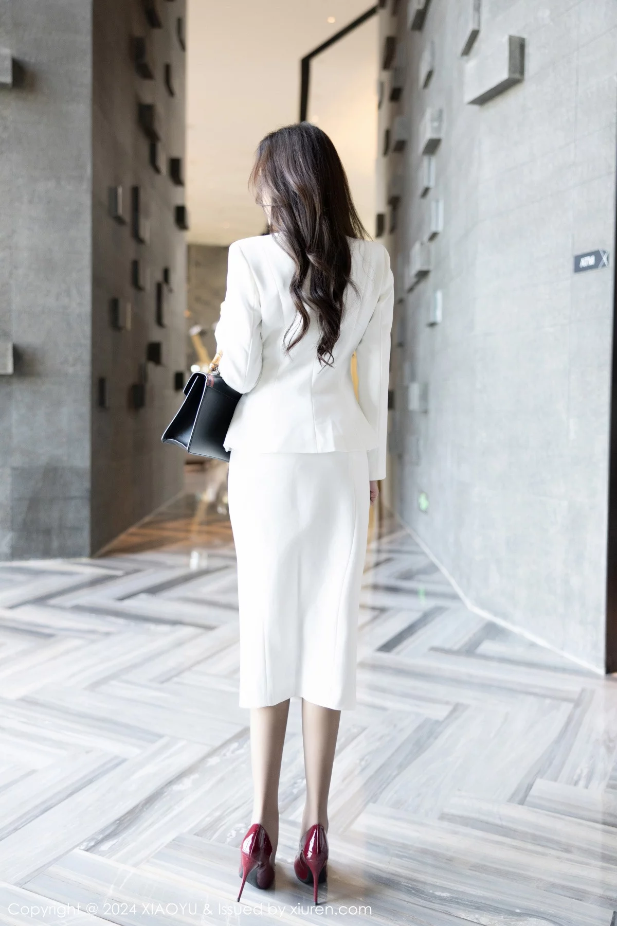 王馨瑶yanni白色OL制服露灰色蕾丝内衣配开档黑丝绝美写真 第 2 张