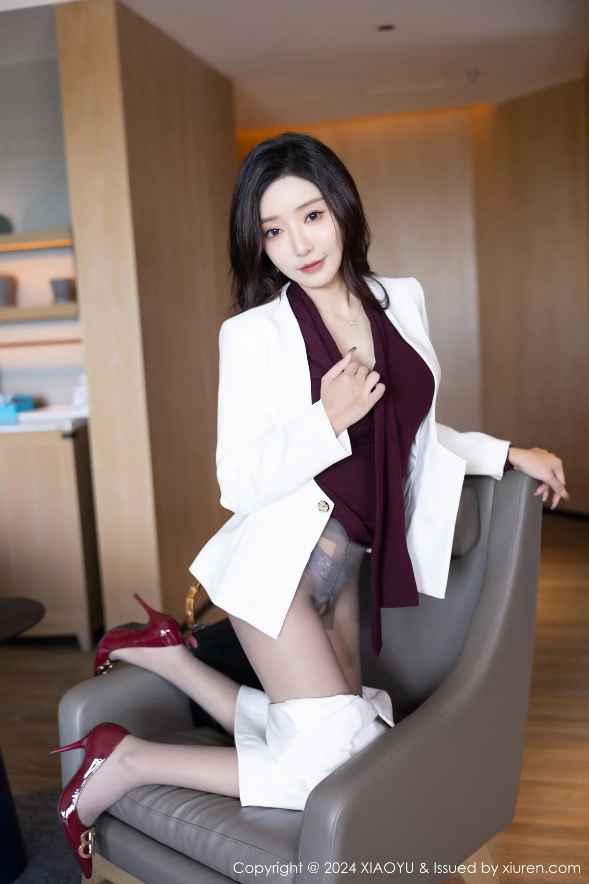王馨瑶yanni白色OL制服露灰色蕾丝内衣配开档黑丝绝美写真 第 46 张