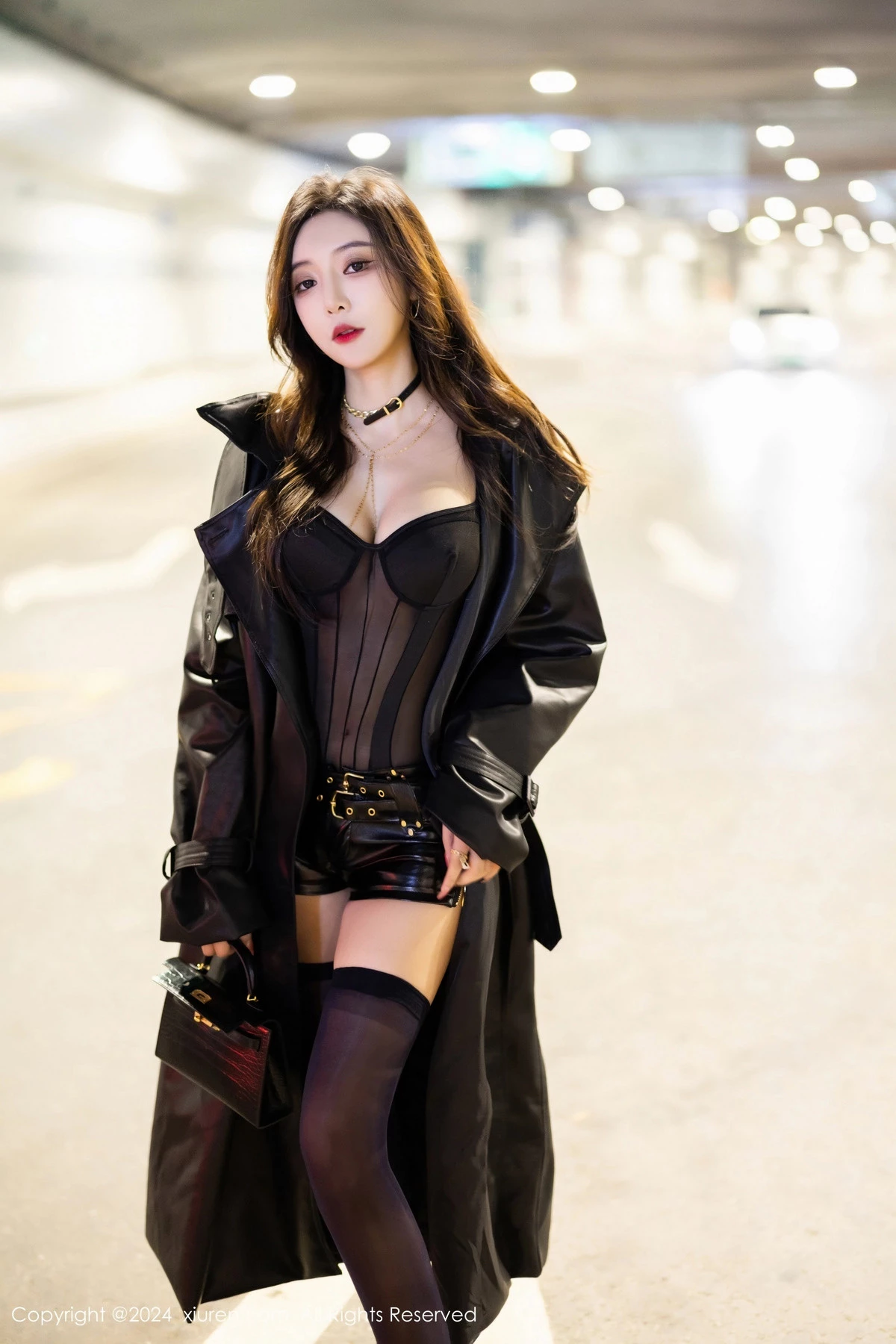 王馨瑶yanni黑色轻透情趣服饰配黑丝袜秀完美身材绝美写真 第 1 张