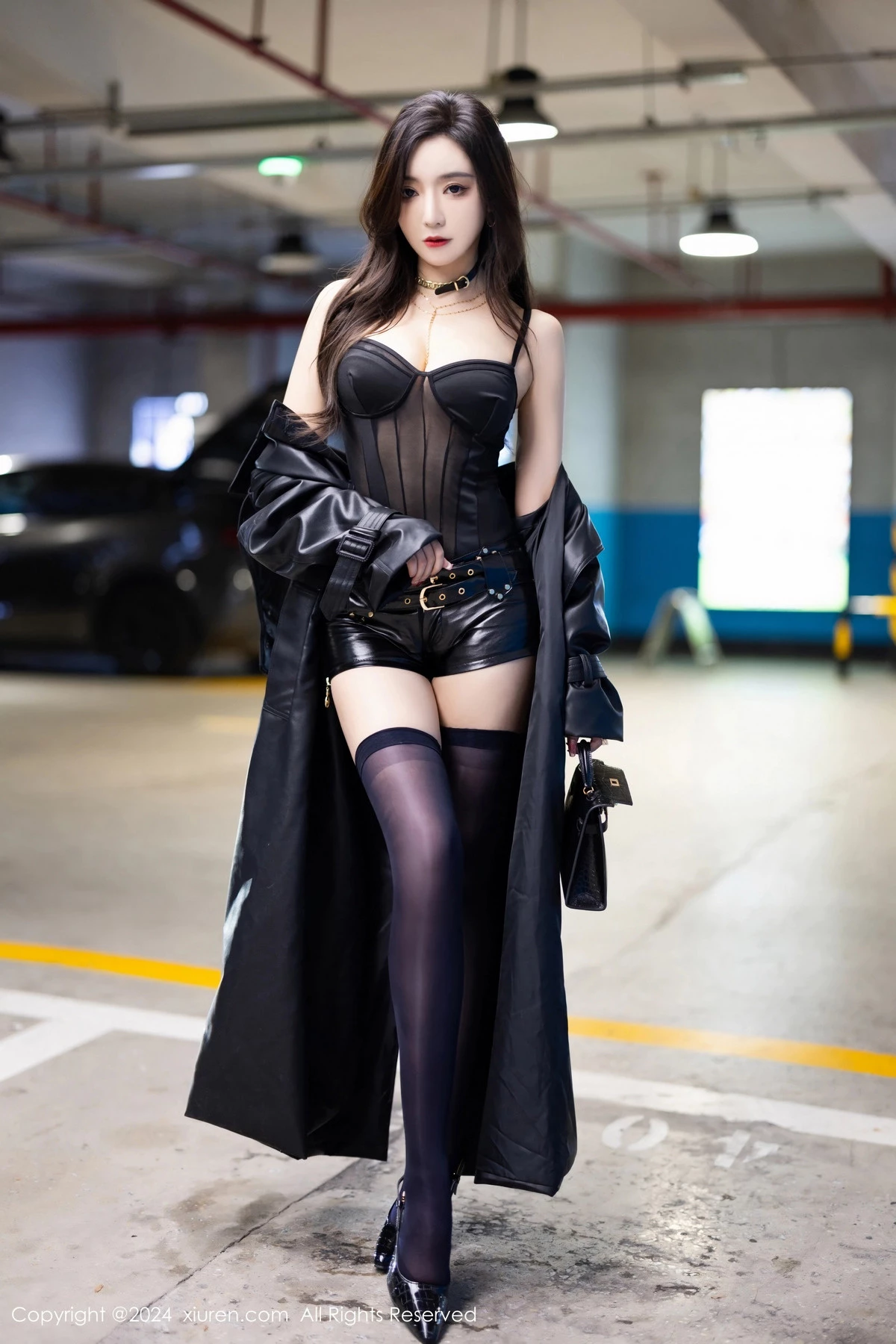 王馨瑶yanni黑色轻透情趣服饰配黑丝袜秀完美身材绝美写真 第 16 张