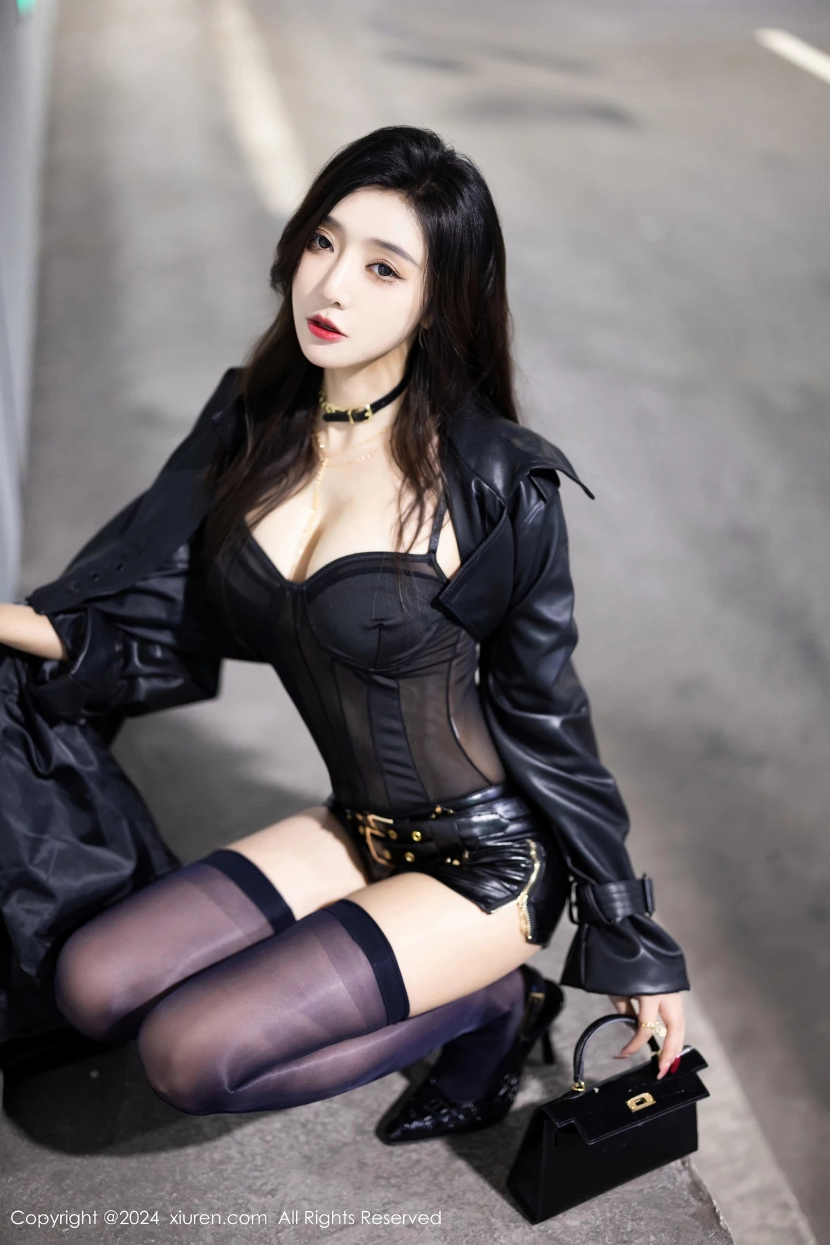 王馨瑶yanni黑色轻透情趣服饰配黑丝袜秀完美身材绝美写真 第 3 张