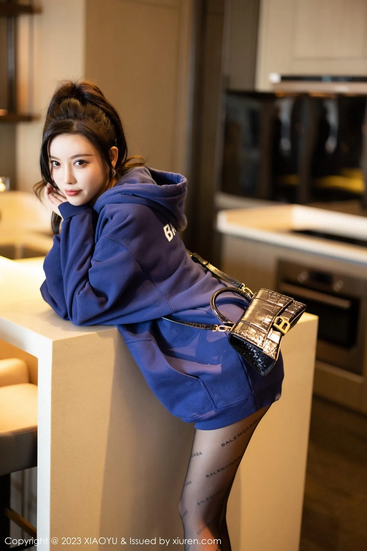 杨晨晨Yome脱外套露蕾丝内衣超薄黑丝秀完美身材绝美写真 第 18 张