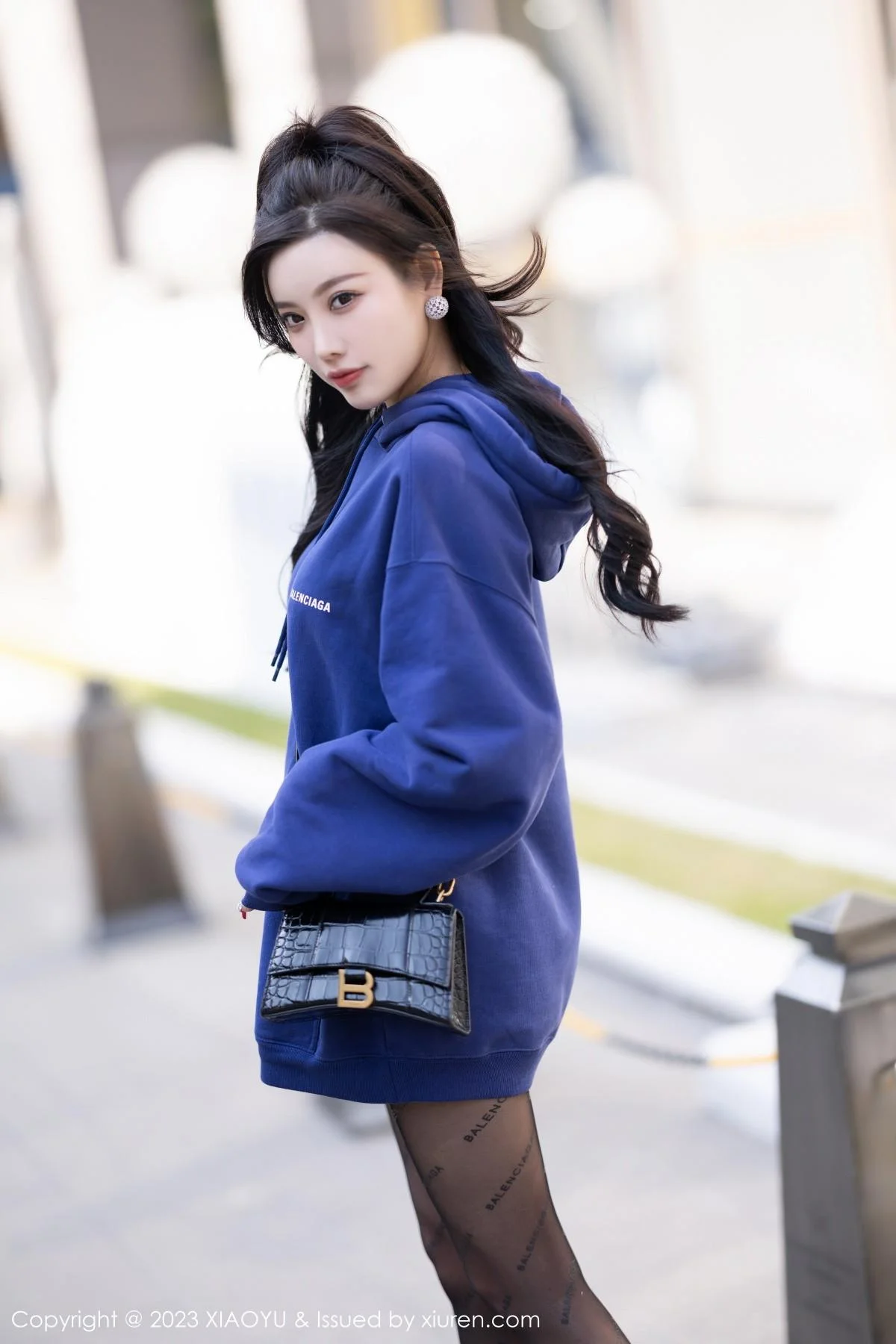 杨晨晨Yome脱外套露蕾丝内衣超薄黑丝秀完美身材绝美写真 第 2 张