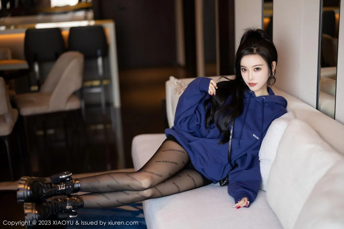 杨晨晨Yome脱外套露蕾丝内衣超薄黑丝秀完美身材绝美写真 第 25 张