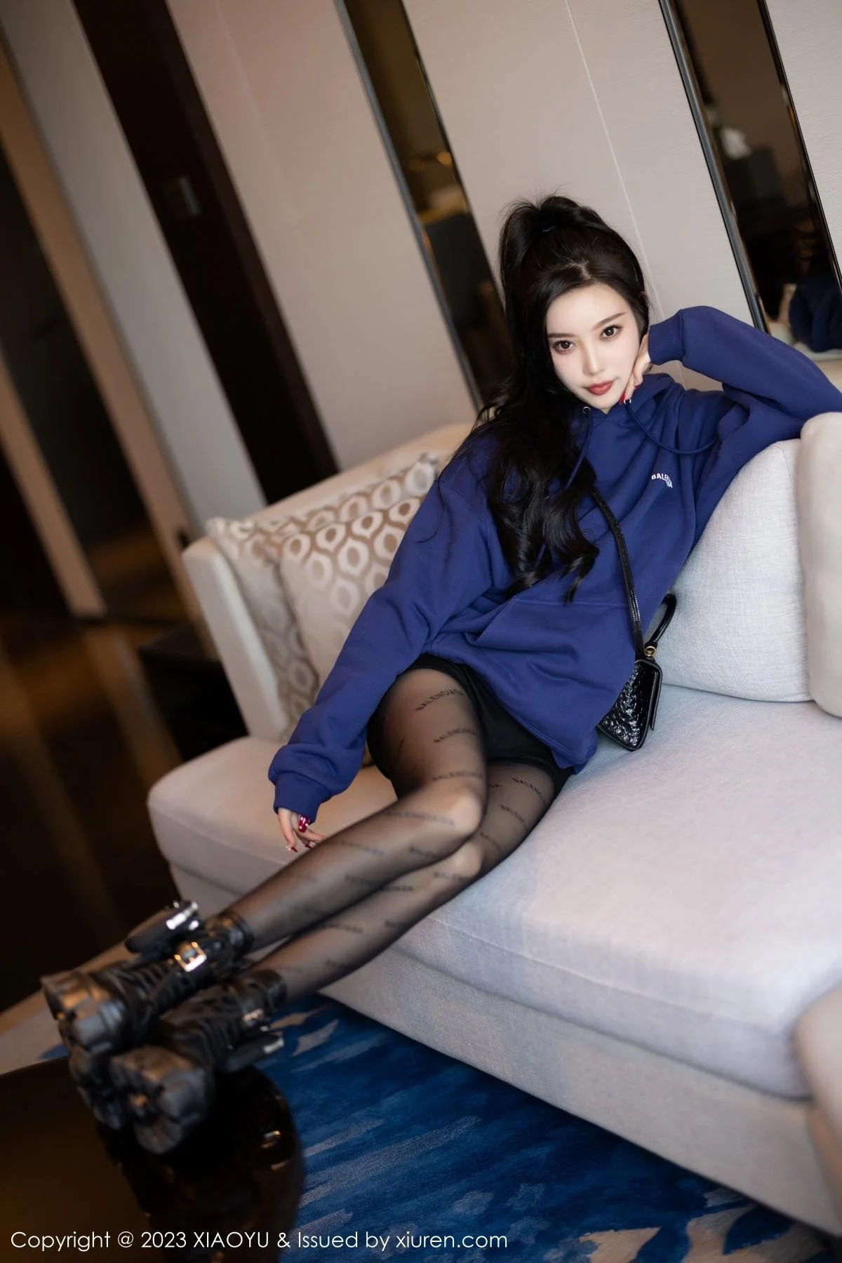 杨晨晨Yome脱外套露蕾丝内衣超薄黑丝秀完美身材绝美写真 第 27 张
