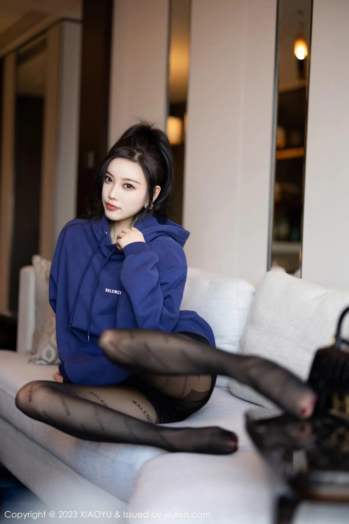 杨晨晨Yome脱外套露蕾丝内衣超薄黑丝秀完美身材绝美写真 第 39 张