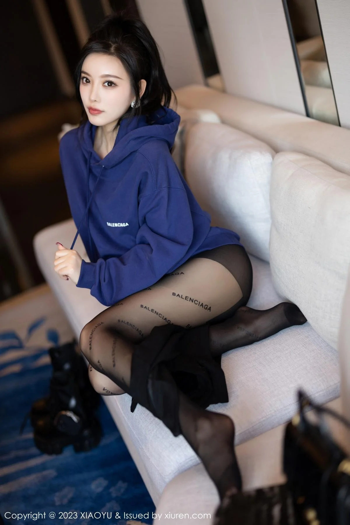 杨晨晨Yome脱外套露蕾丝内衣超薄黑丝秀完美身材绝美写真 第 48 张