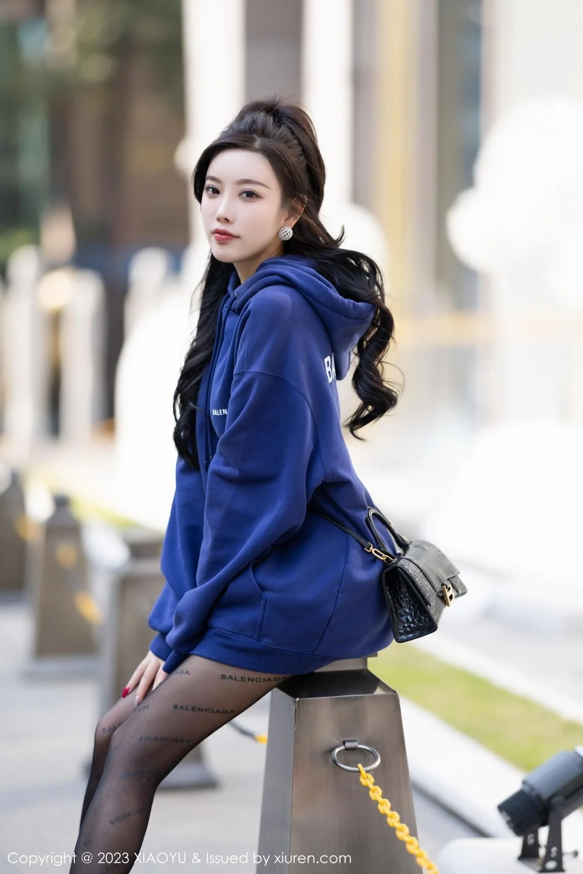 杨晨晨Yome脱外套露蕾丝内衣超薄黑丝秀完美身材绝美写真 第 6 张