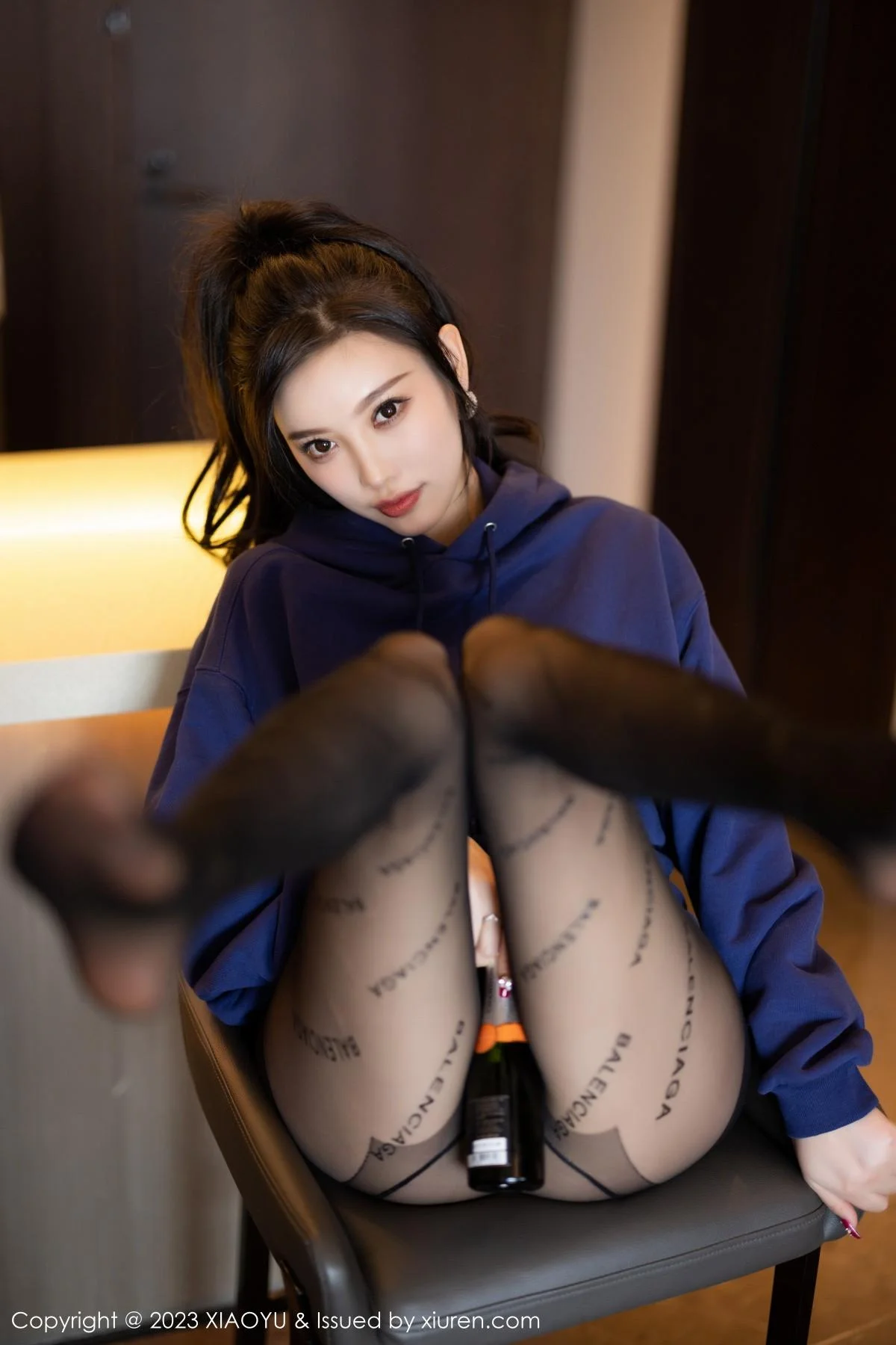 杨晨晨Yome脱外套露蕾丝内衣超薄黑丝秀完美身材绝美写真 第 63 张